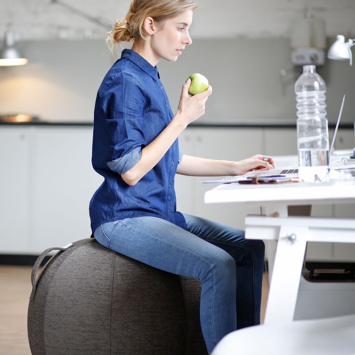 VLUV Sitzball BOL STOV Stoff-Sitzball, ergonomisches Sitzmöbel für Büro und Zuhause, Farbe: Kiesel (beige), Ø 60cm - 65cm, hochwertiger Möbelbezugsstoff, robust und formstabil, mit Tragegriff