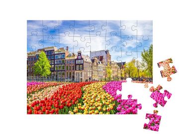 puzzleYOU Puzzle Alte Gebäude und Tulpen in Amsterdam, Niederlande, 48 Puzzleteile, puzzleYOU-Kollektionen Tulpen, Holland, Amsterdam