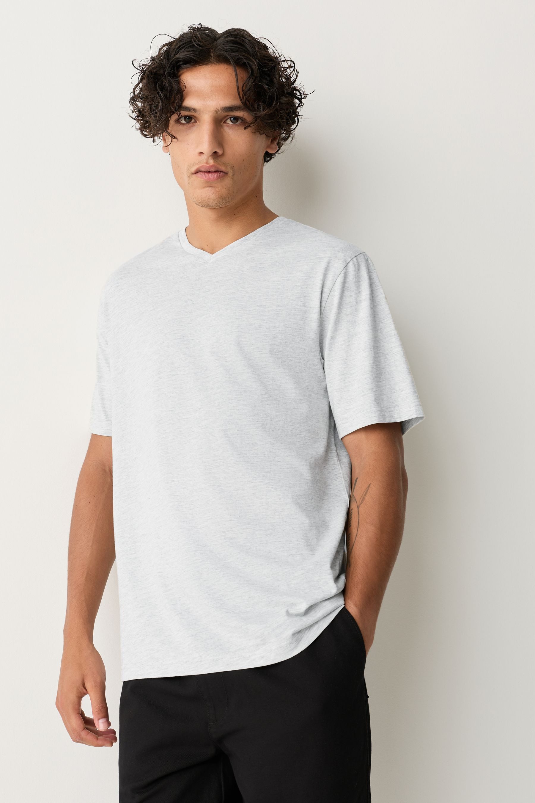Next T-Shirt Essential T-Shirt mit V-Ausschnitt aus Baumwolle (1-tlg) – Bild 5 von 5