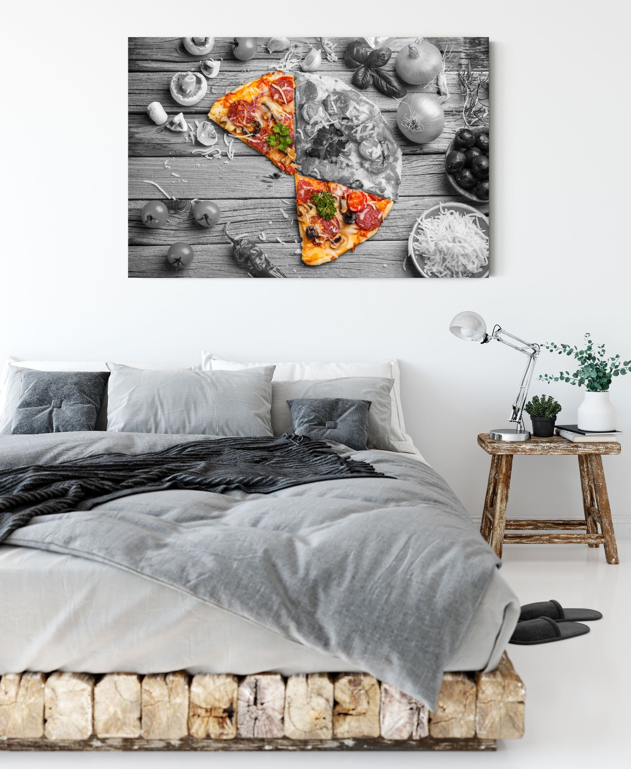 Pizza Zackenaufhänger bespannt, auf Leinwandbild (1 inkl. Holztisch, Holztisch Pizza fertig Pixxprint auf Leinwandbild St),