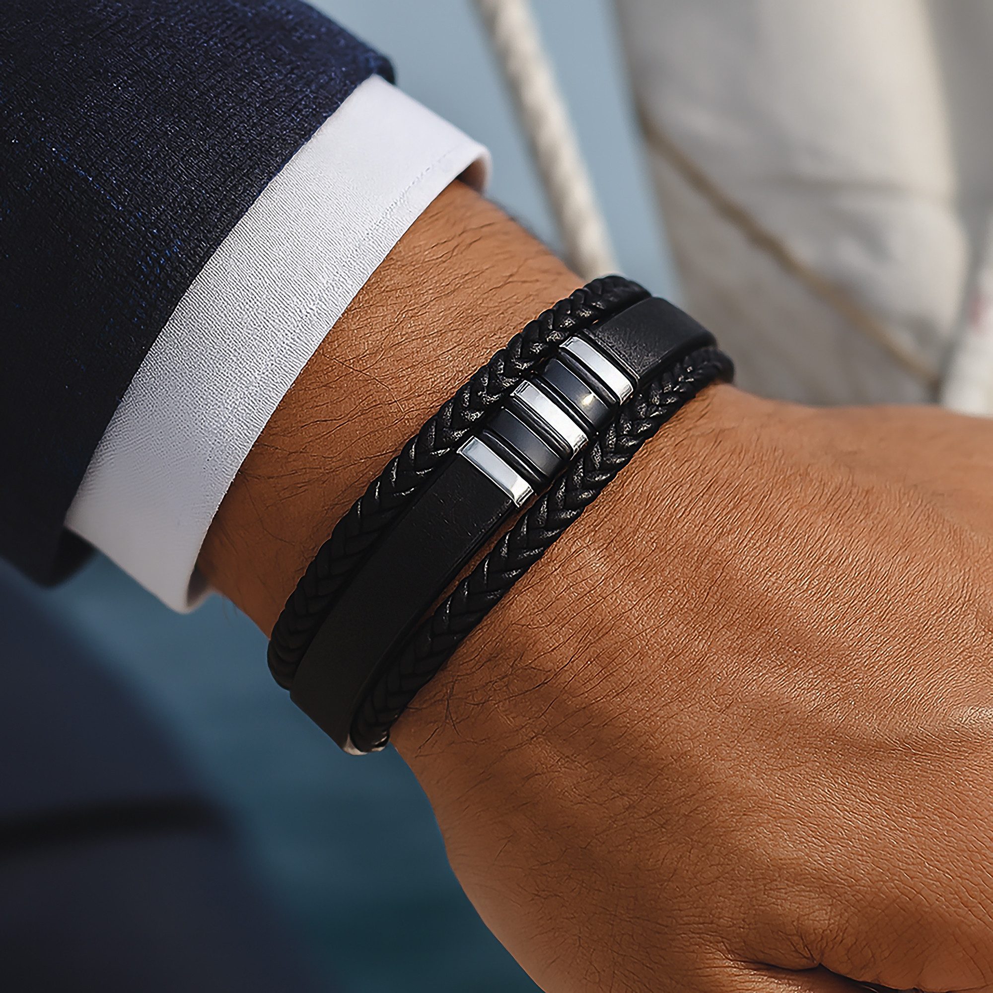 UNIQAL.de Lederarmband VORTEX EDITION – Echtleder, Edelstahl & sicherer Magnetverschluss (Maskuline Linienführung, glänzende Details und anpassbare Größe für je – Bild 3 von 5