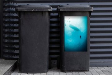 MuchoWow Wandsticker Ein Taucher schwimmt im Winter im Meer (1 St), Mülleimer-aufkleber, Mülltonne, Sticker, Container, Abfalbehälter