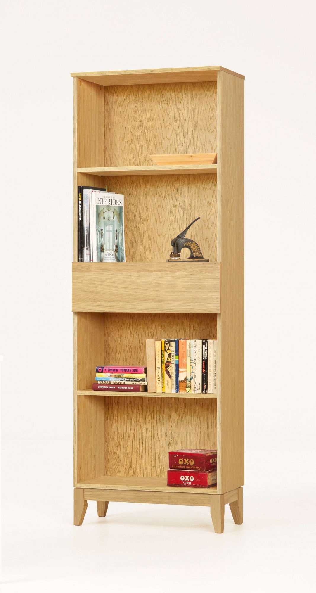 Woodman Look, im angesagten Bücherregal aus skandinavischen Eichenfurnier Elinee,