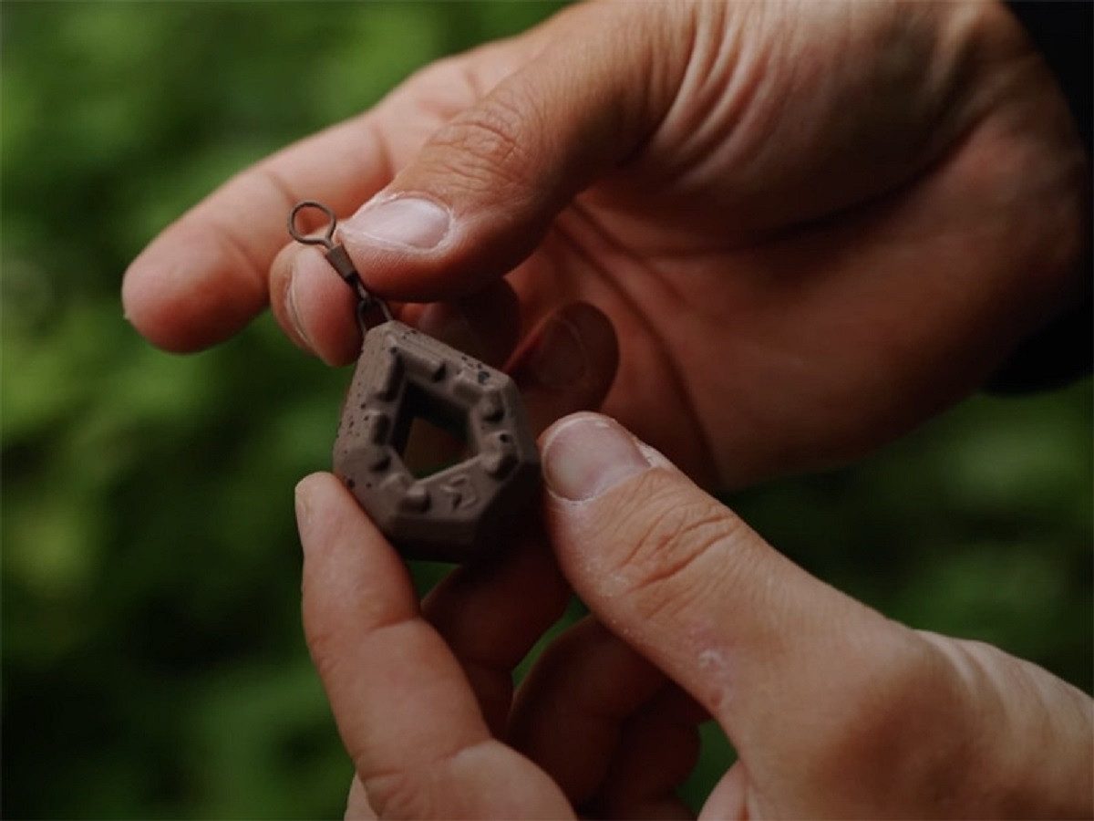 Delphin.sk Karpfenblei Blei SET Gewicht Karpfen CyberBARBED Loch 100g, 120g, 150g und 200g, (4-St), Natüliche Braunton Farben