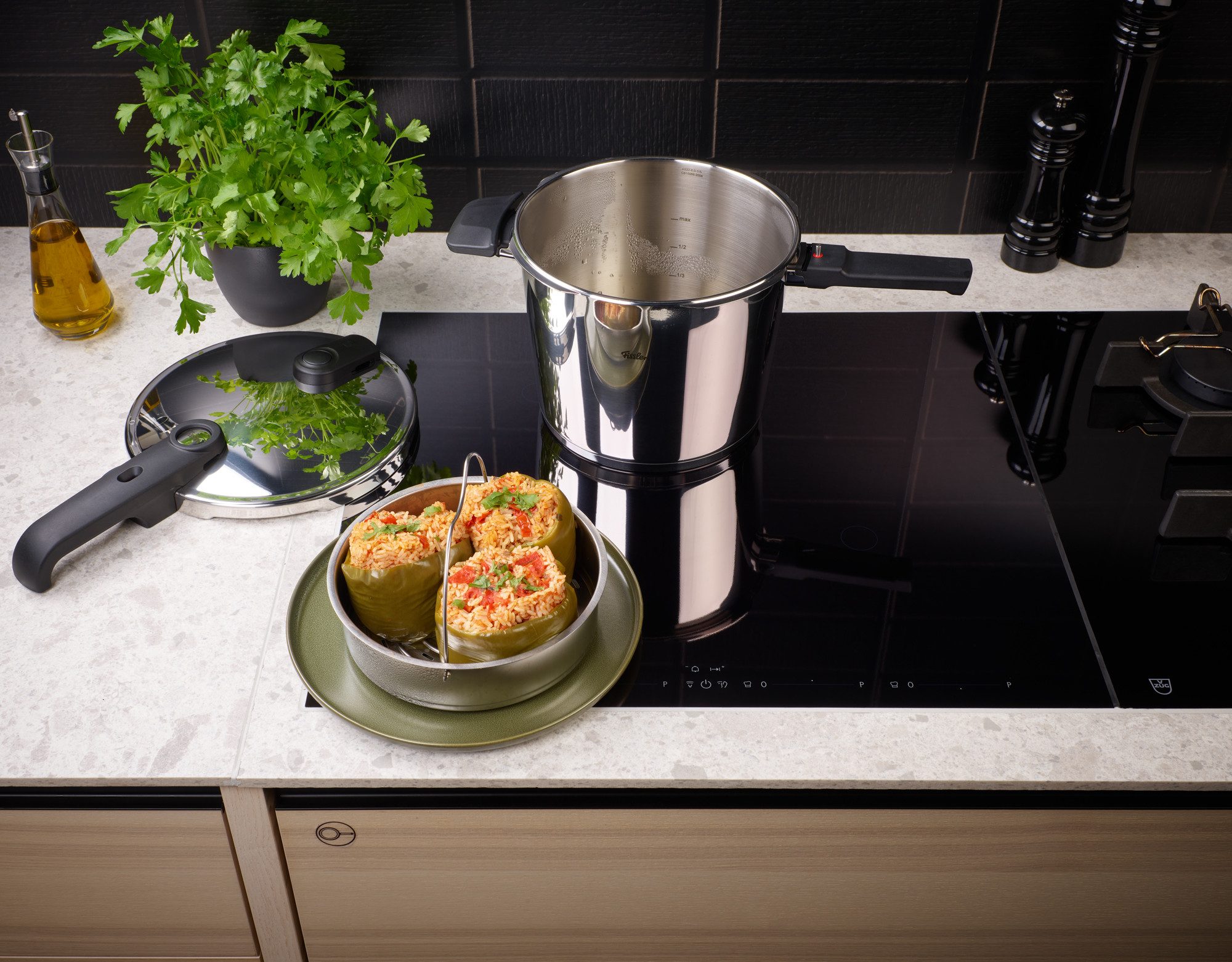 Fissler Schnellkochtopf Vitaquick® Edition, Edelstahl 18/10 (Set, 2-tlg., Schnellkochtopf 4,5 oder 6 Liter mit Deckel und Dünsteinsatz), Made in Germany, mit gelochtem Einsatz