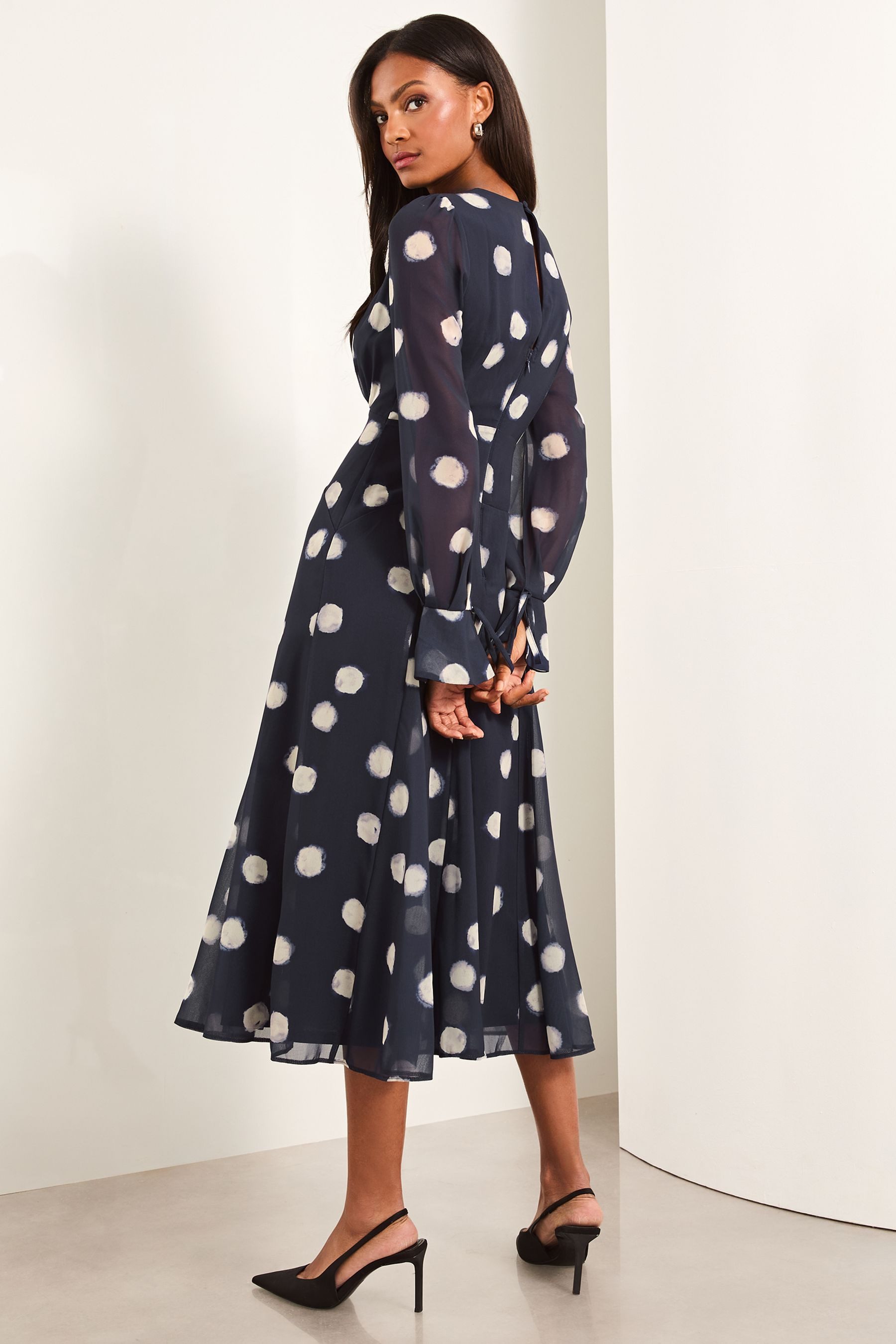 LIPSY Midikleid Lipsy Midikleid mit langen Ärmeln, Regular (1-tlg) günstig online kaufen