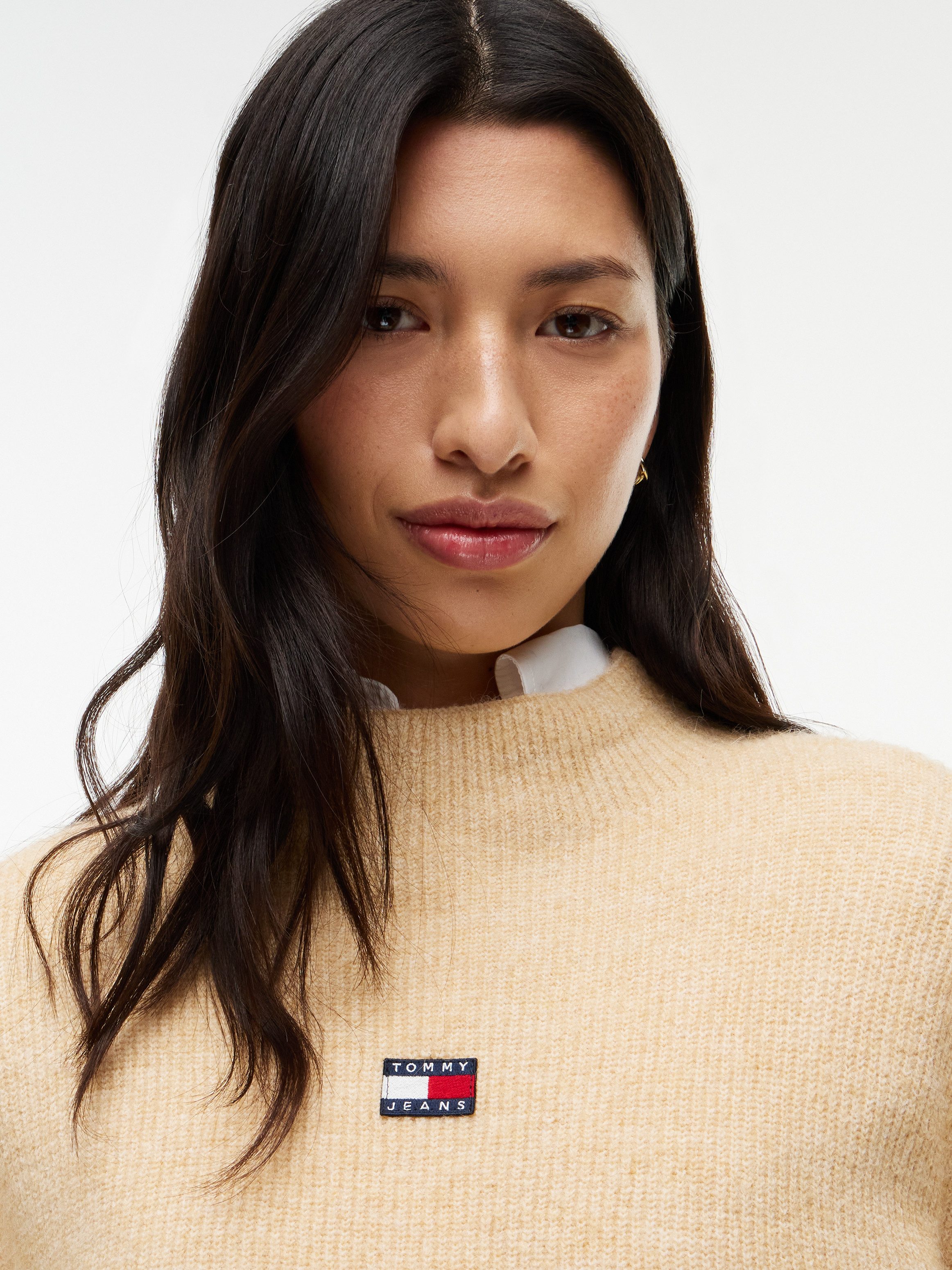 Tommy Jeans Stehkragenpullover TJW MOCKNECK BADGE SWEATER EXT Materialmix mit Alpaka – Bild 2 von 5