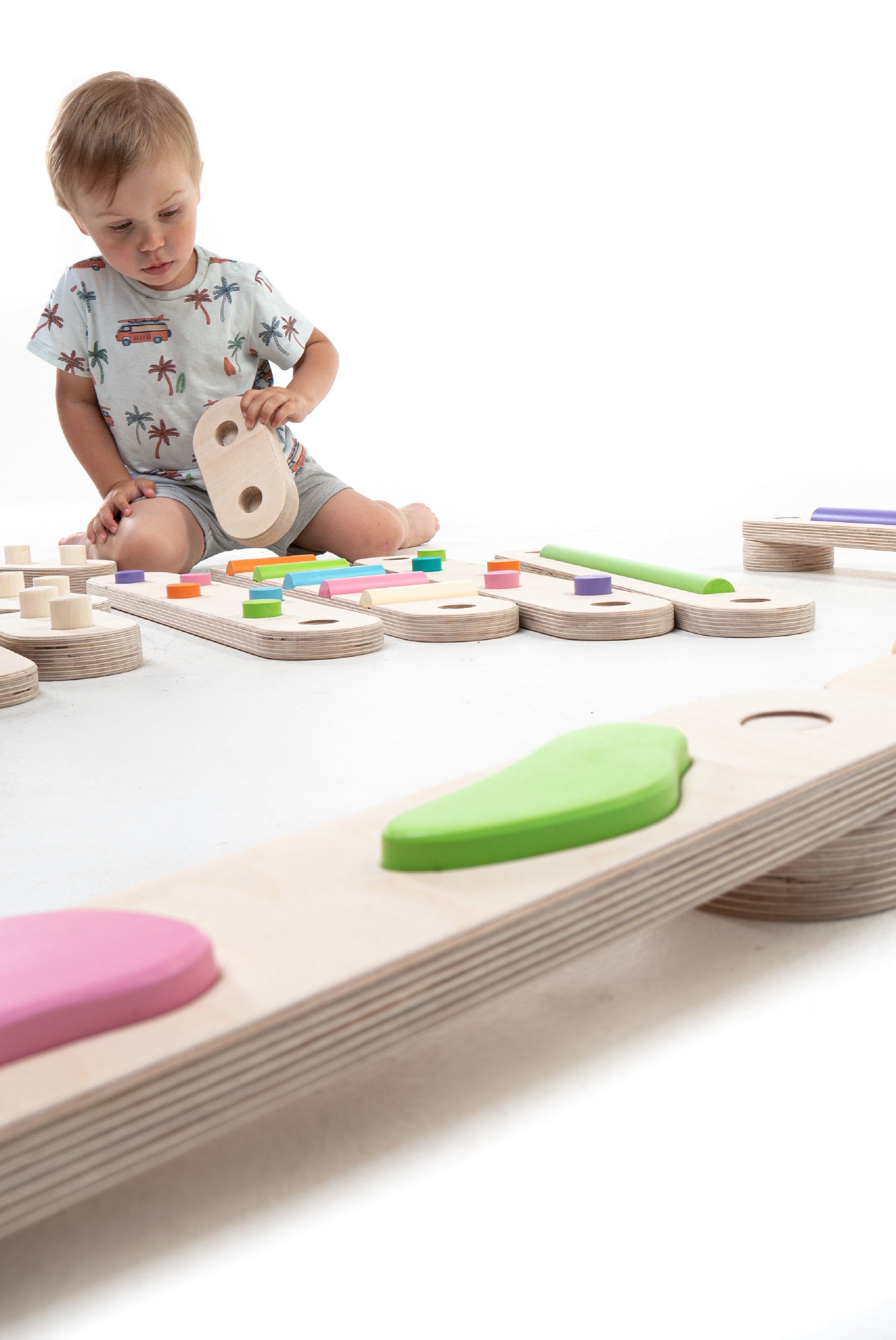 TinaForKids Balanceboard 18-Teiliges Set doppelseitiges erweiterbar doppelseitig, Balacierbretter Bunt Balanceboard