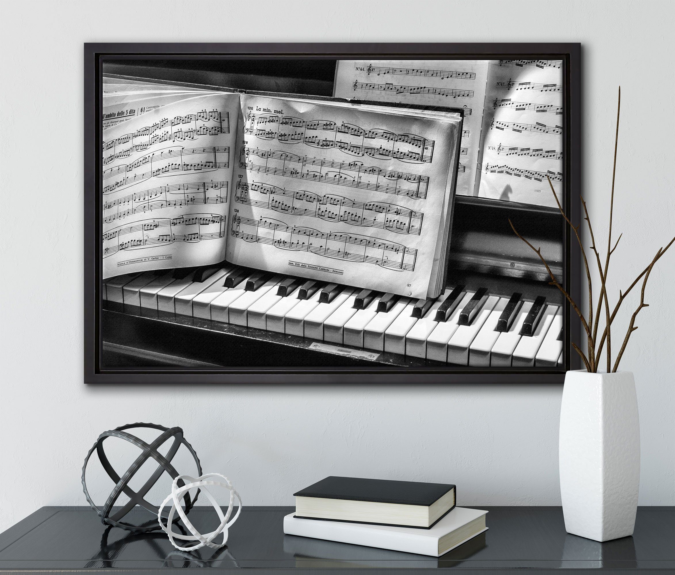 Zackenaufhänger Pixxprint inkl. in Wanddekoration Nahaufnahme Leinwandbild (1 Noten gefasst, bespannt, Klavier einem Piano, fertig Schattenfugen-Bilderrahmen Leinwandbild St),
