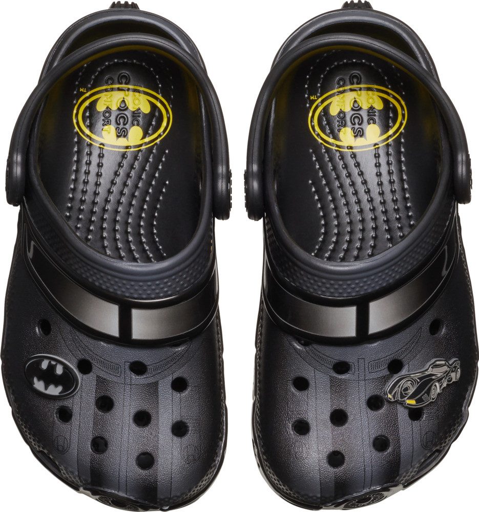 Crocs Batman Batmobile Classic Clog K Badesandale Hausschuh mit Fledermausflügel-Detail am Fersenriemen