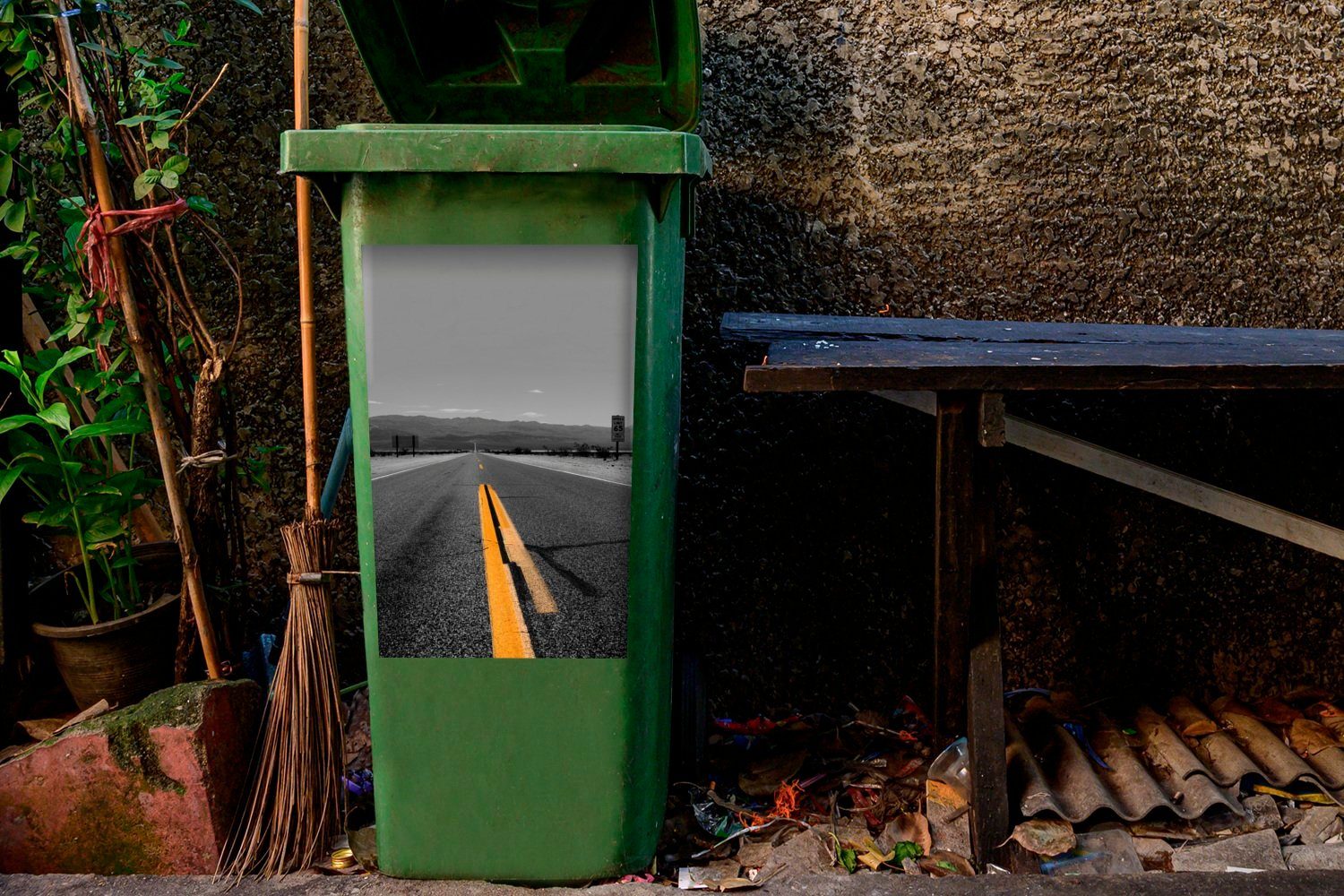 Schwarz-Weiß-Foto MuchoWow Abfalbehälter Wandsticker Container, Mülleimer-aufkleber, (1 mit Mülltonne, Linienmarkierungen St), Sticker, gelben Straße einer