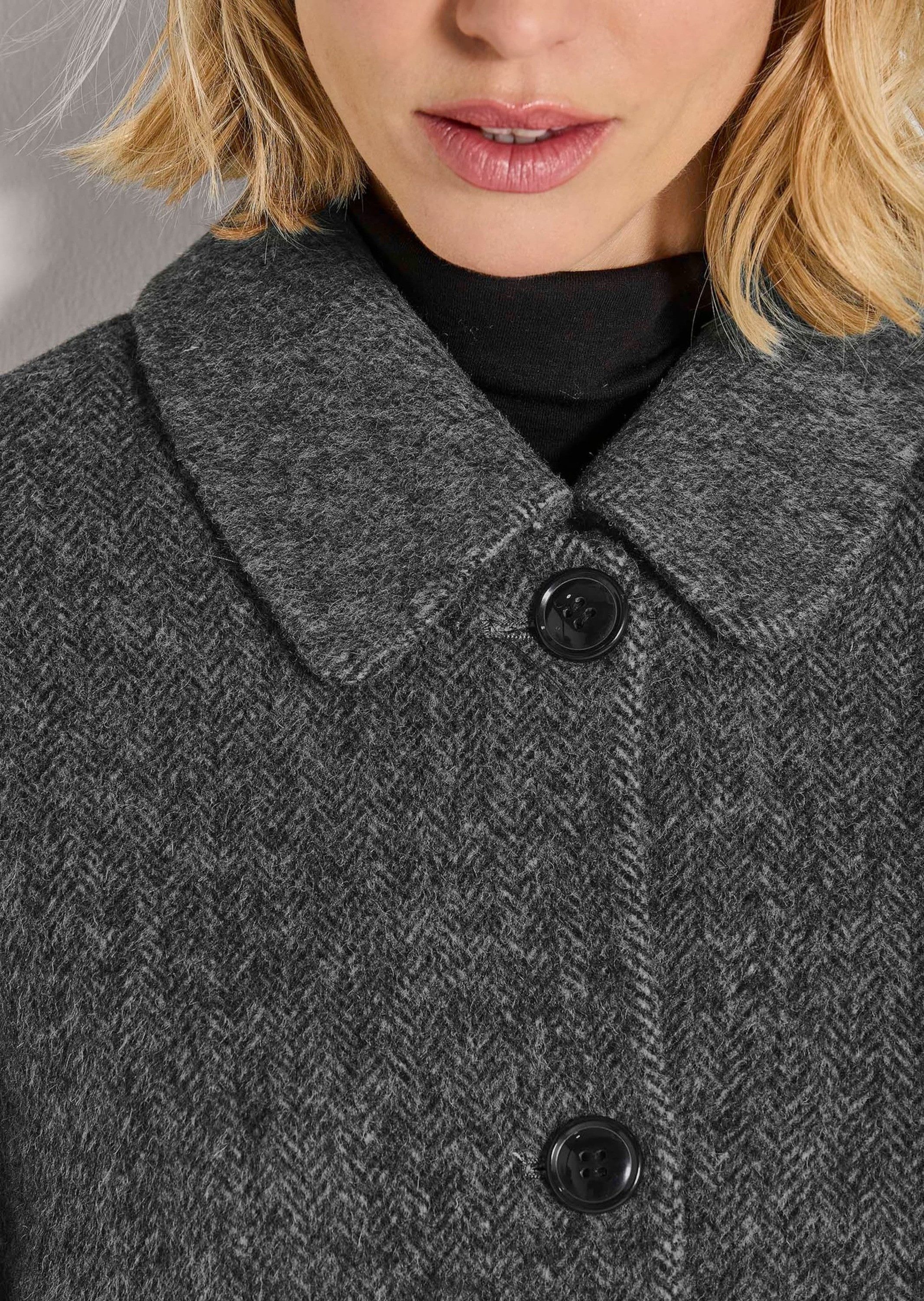 MADELEINE Outdoorjacke Elegante Jacke für kühle Tage Kurzmantel mit Fischgratmuster, Stehkragen und langen Ärmeln