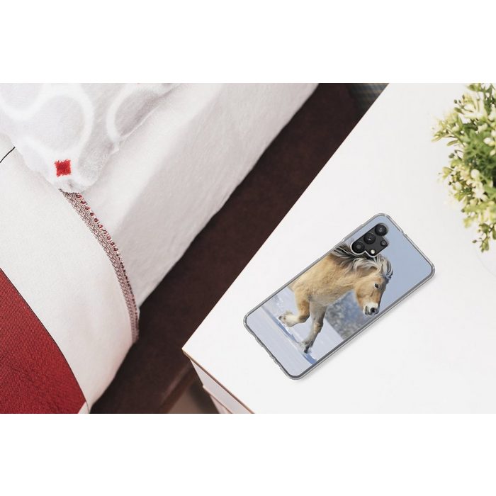 MuchoWow Handyhülle Fjordpferd läuft durch den Schnee Handyhülle Samsung Galaxy A32 5G Smartphone-Bumper Print Handy ZV11026
