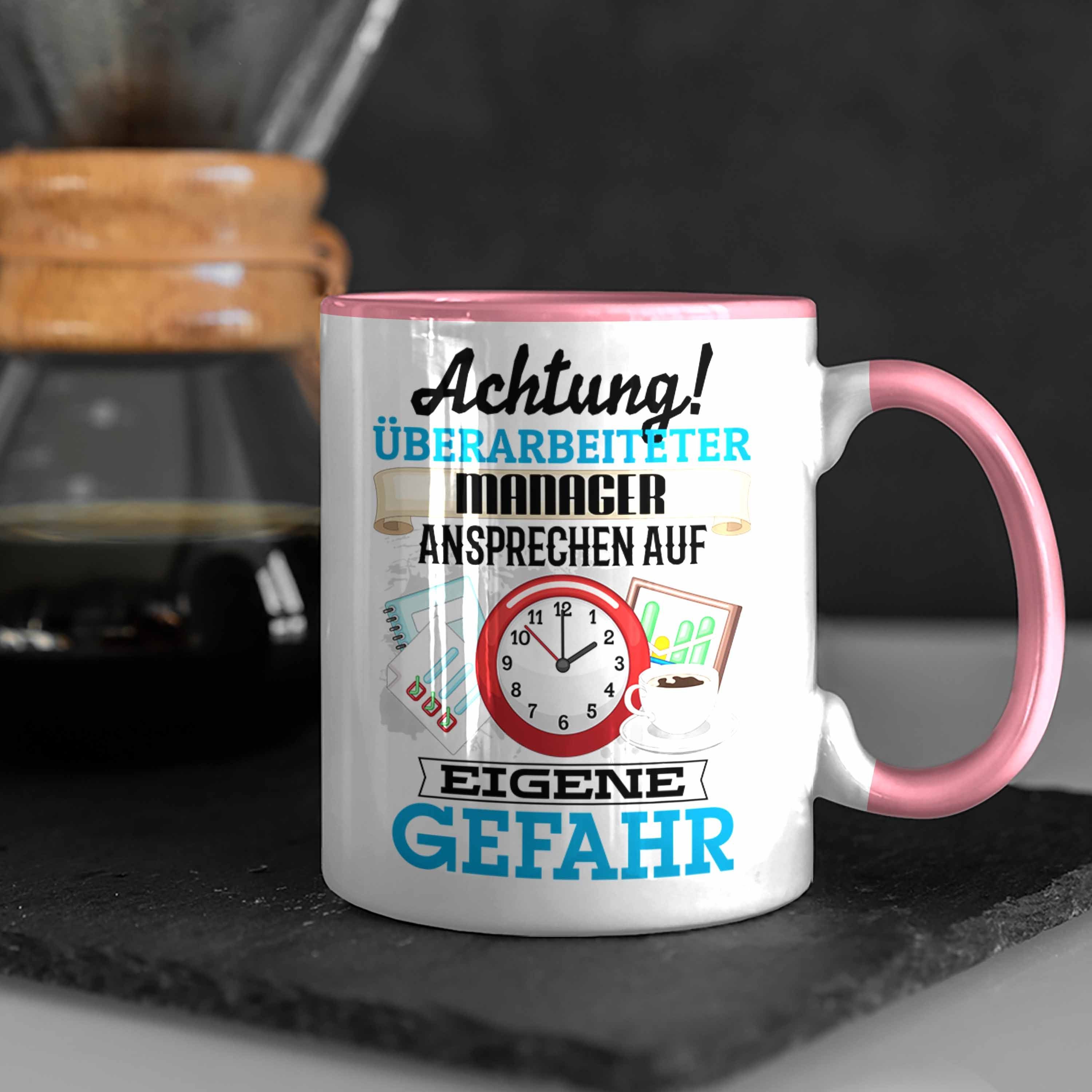 Trendation Tasse Manager Tasse Geschenk für Lustiger Spruch M Geschenkidee Rosa Kaffeebecher