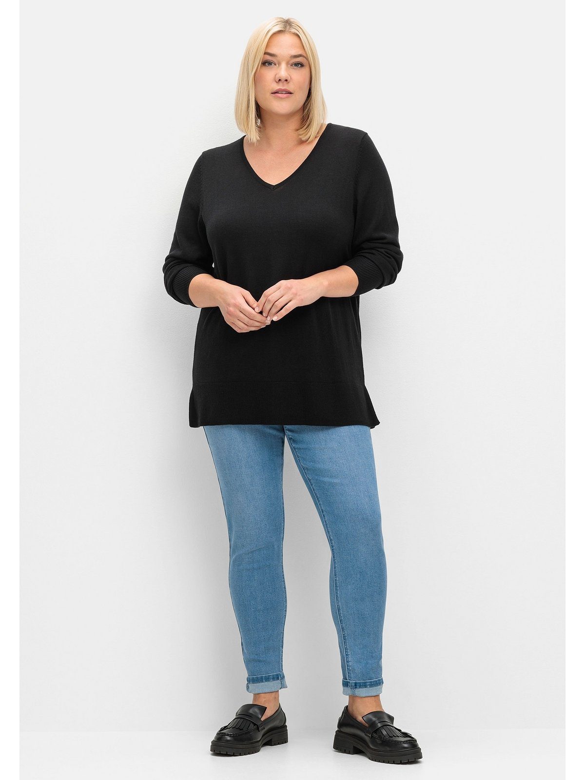 schwarz Feinstrick aus leichtem Sheego Größen Große V-Ausschnitt-Pullover