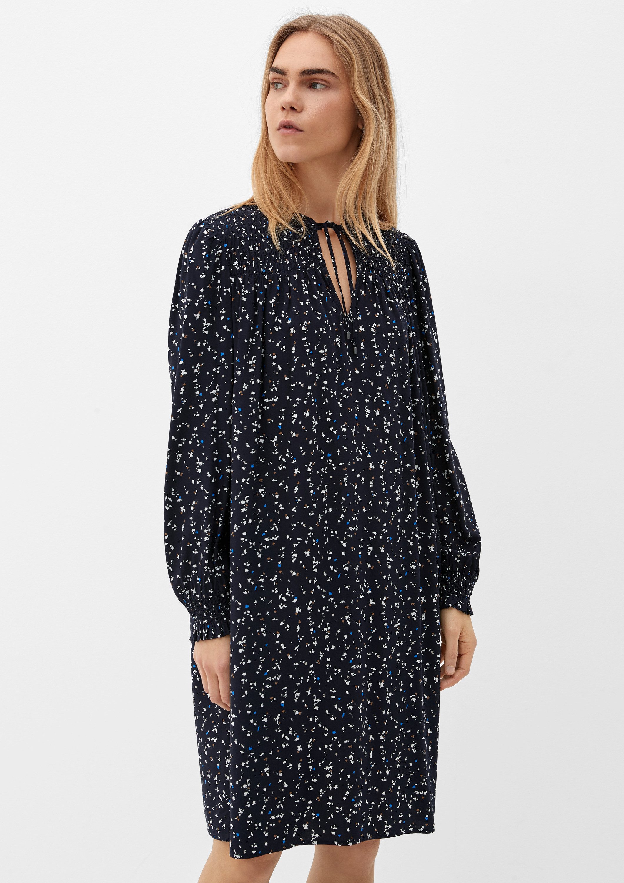 s.Oliver Minikleid Kleid Viskosekleid mit Smok-Details günstig online kaufen