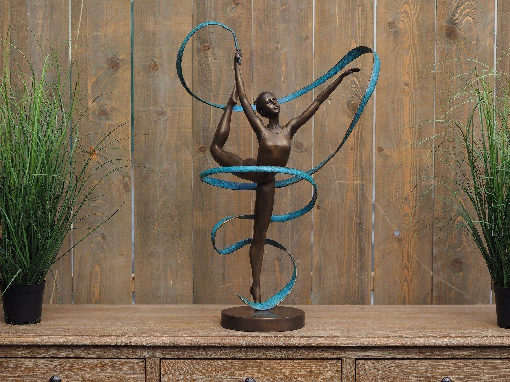 IDYL Dekofigur IDYL Bronze-Skulptur Turnerin – Bronze mit Modelle Wachsausschmelzverfahren patiniert. von Hand gegen und werden witterungsbeständig gegossen Bronze Die und Regen UV-Strahlung. Band, Frost, Langlebig – robust sehr in – in