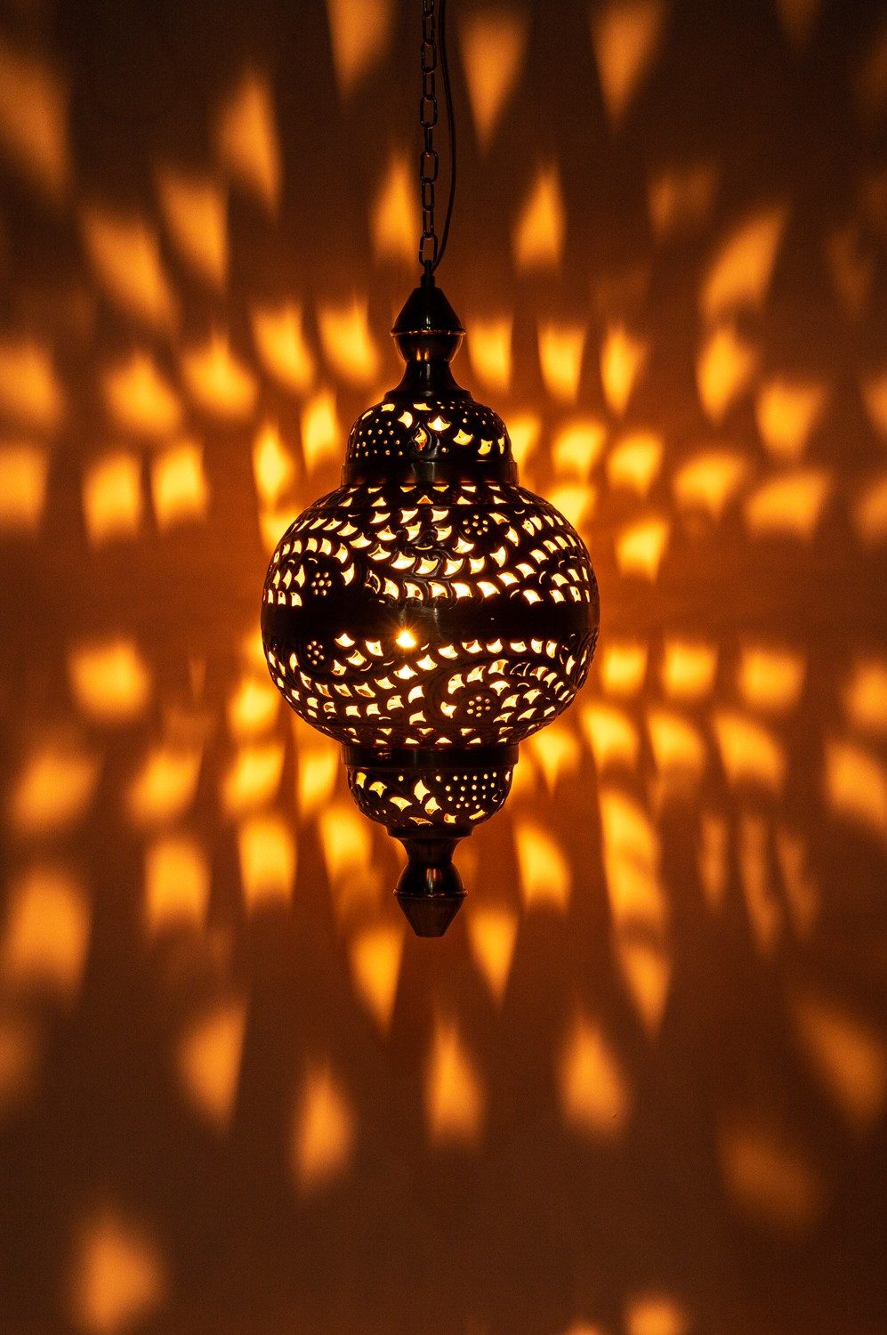 Marrakesch Orient & Mediterran Interior Pendelleuchte Orientalische Hängeleuchte Fahda handgemacht aus Metall in Gold 50 cm, Handarbeit