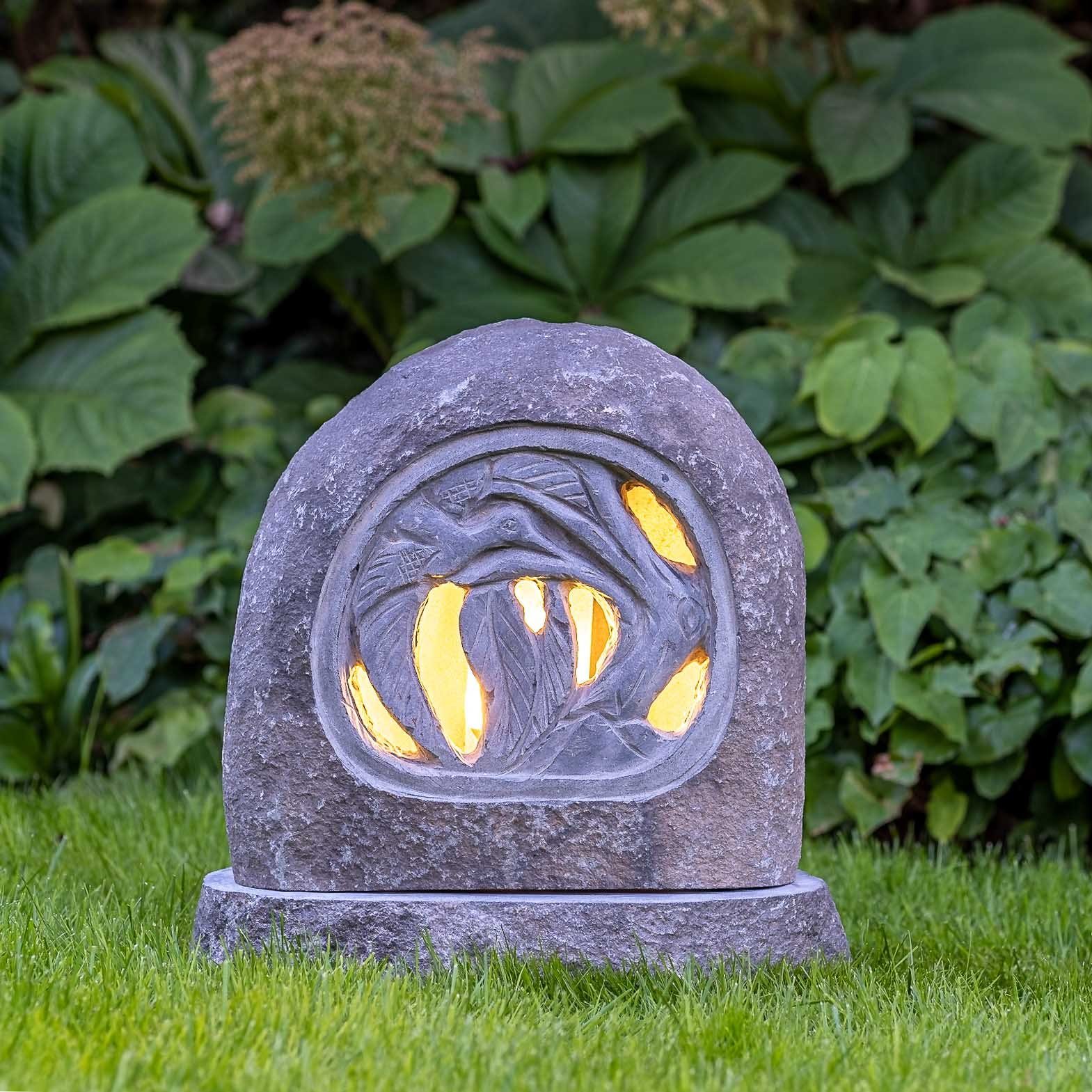 IDYL Gartenfigur Granit Beleuchtete Figur im Stein, Granitstein – ein Naturprodukt sehr robust – witterungsbeständig gegen Frost, Regen und UV-Strahlung.