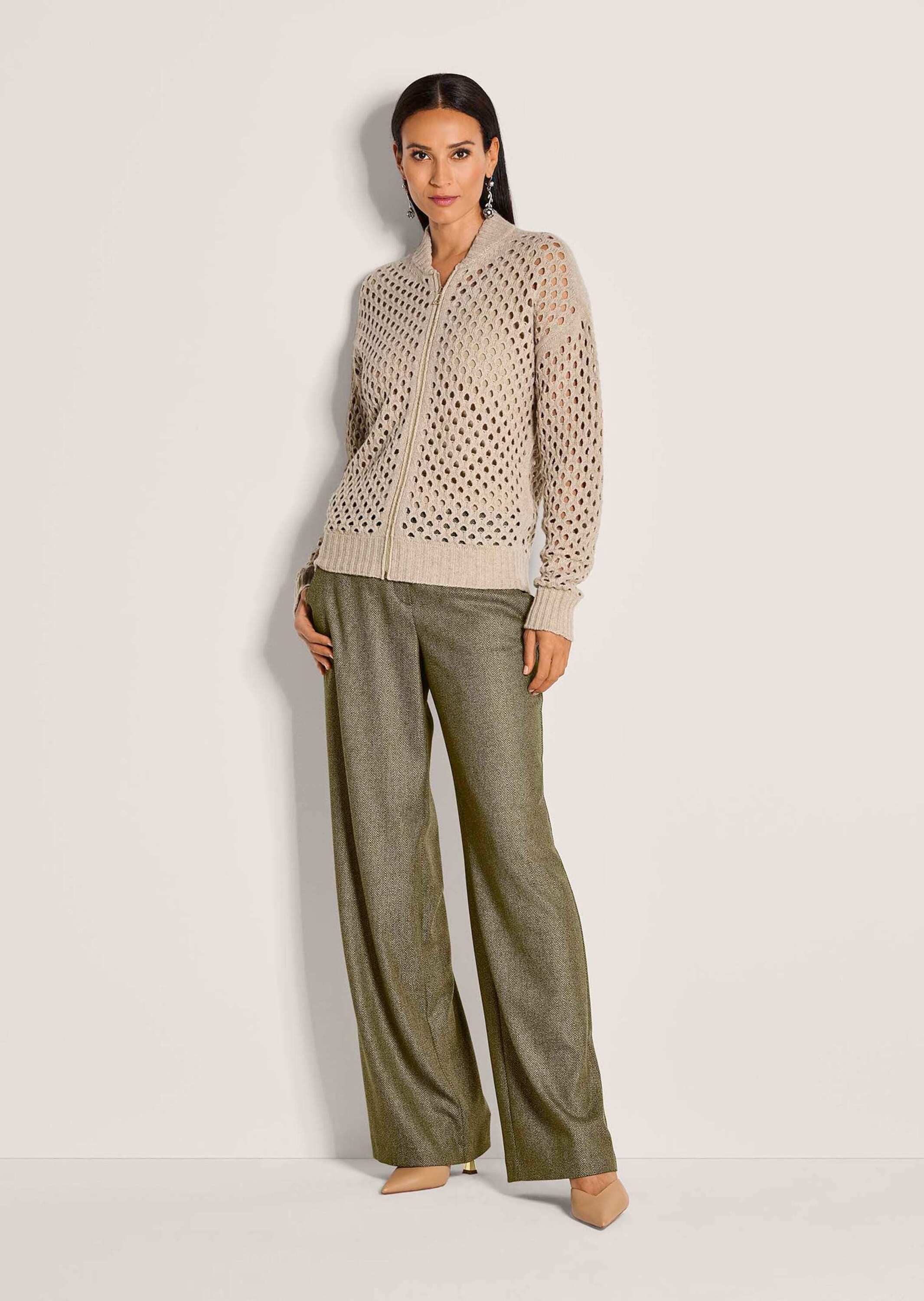 MADELEINE Strickjacke Moderne Strickjacke mit Lochmuster Jacke mit Stehkragen, Reißverschluss und Langarm