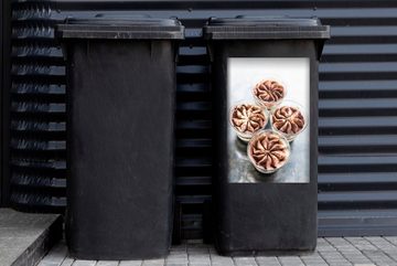 MuchoWow Wandsticker Vier kleine Tiramisu-Desserts in Glasbechern mit einer Form (1 St), Mülleimer-aufkleber, Mülltonne, Sticker, Container, Abfalbehälter