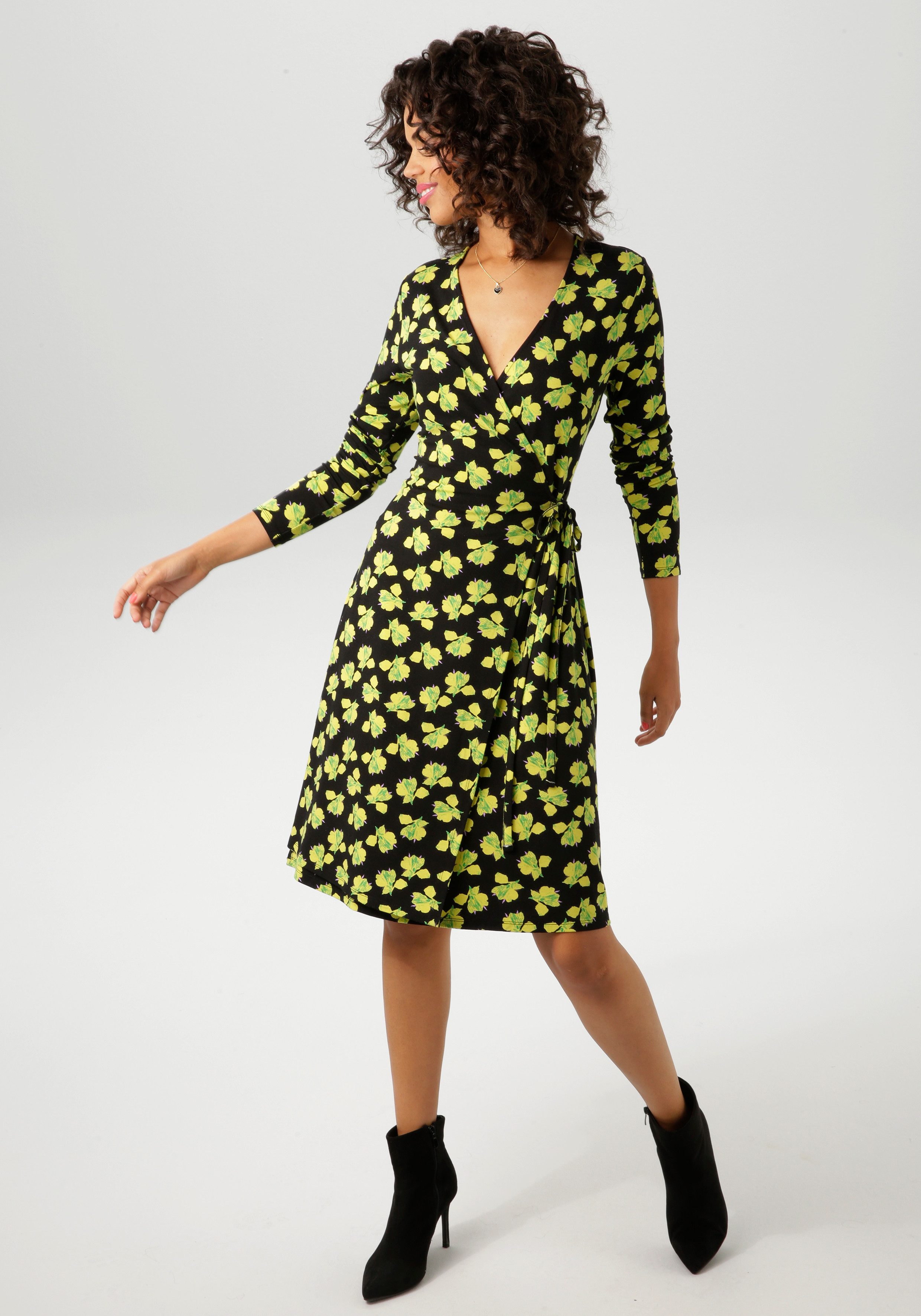 Aniston CASUAL Wickelkleid mit kunstvollen Blüten bedruckt günstig online kaufen