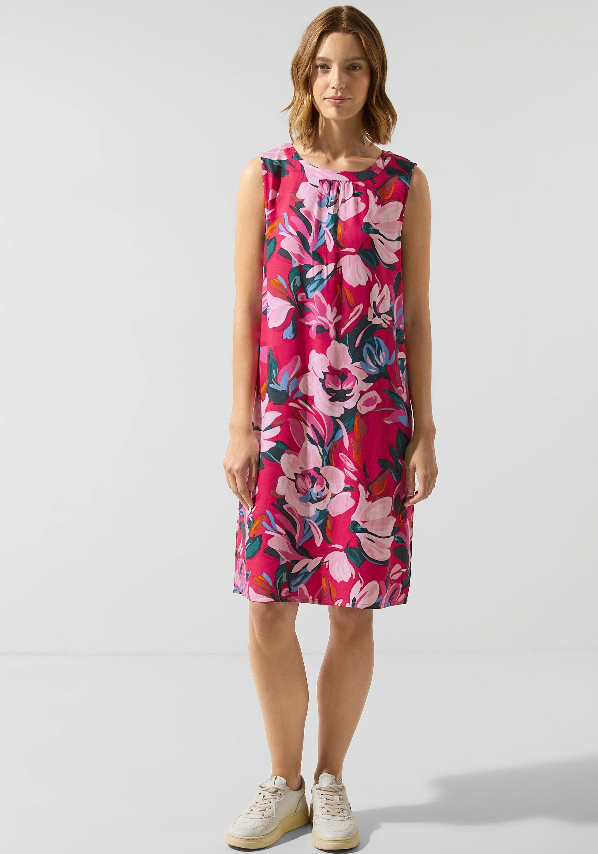 entspannende Silhouette Sommerkleid STREET eine floralen einem Knielänge in Schnitt schönen, mit Muster, sorgt Gerader ONE für
