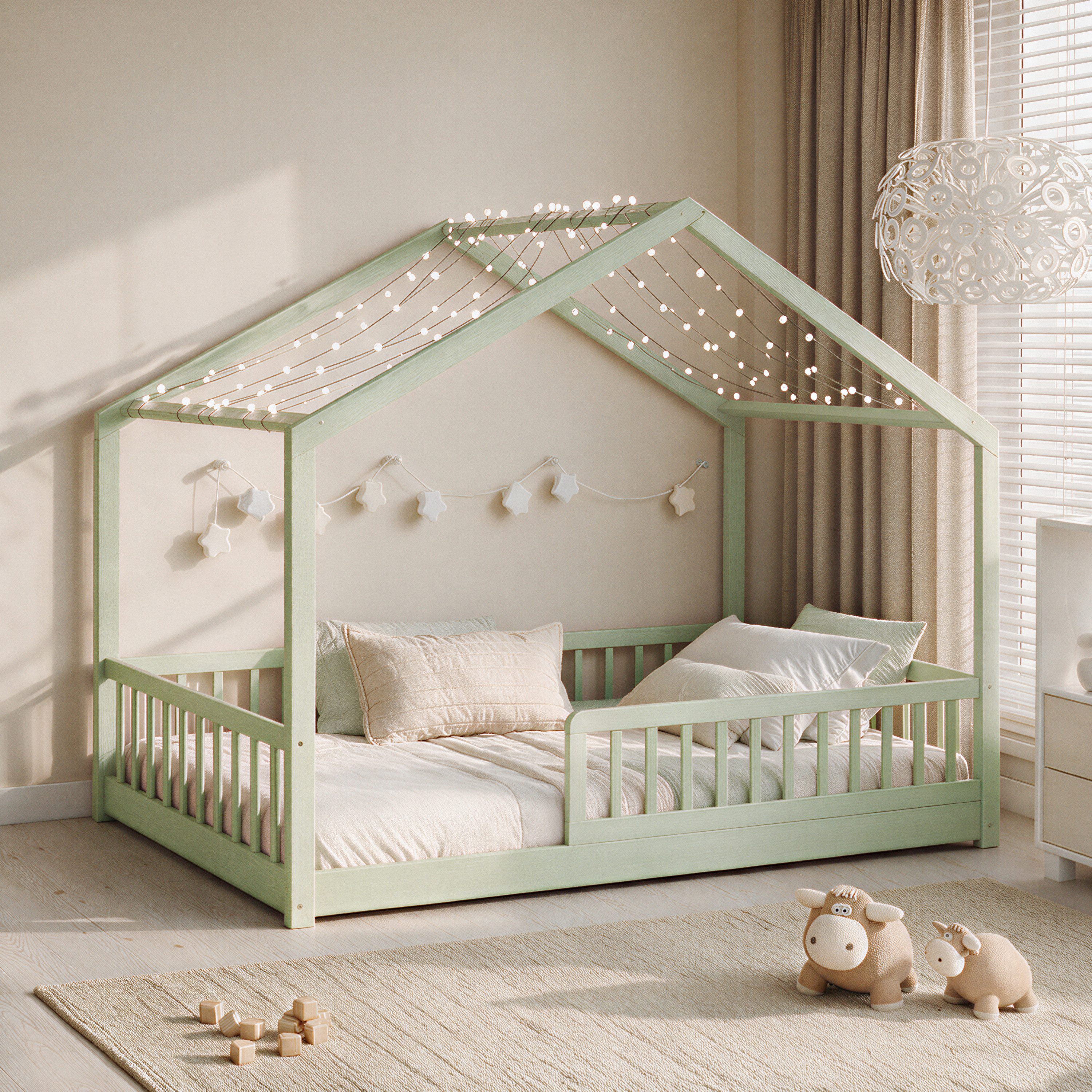 CADANI Kinderbett Malte Hausbett Bodenbett - Rausfallschutz abnehmbar - bis 200 kg (120x200 cm, Pistachio Grün, Montessori Kinder- & Jugendbett aus Kiefer Massivholz), inkl. stabilem Roll-Lattenrost