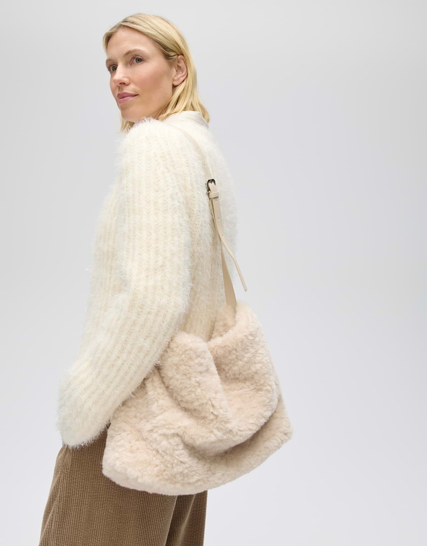 OPUS Umhängetasche Aplushy bag aus Teddyfell, Flauschige Umhängetasche aus Teddyfell mit Magnetverschluss – Bild 2 von 5