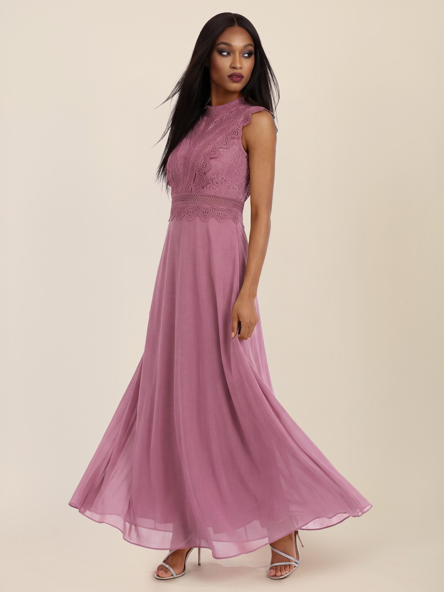 Apart Abendkleid mit Häkelspitze und Stehkragen