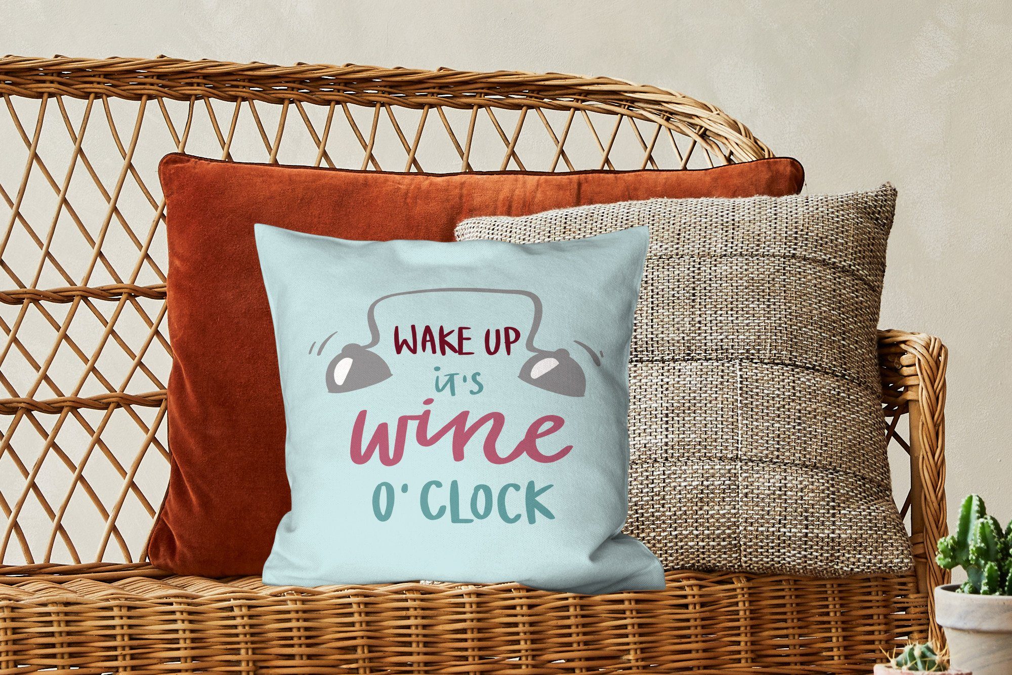 o'clock" Deko, mit Schlafzimmer, it's wine MuchoWow Sofakissen Zierkissen "Wake Zitat Dekokissen Hintergrund, Wohzimmer, Füllung hellblauem mit up, für