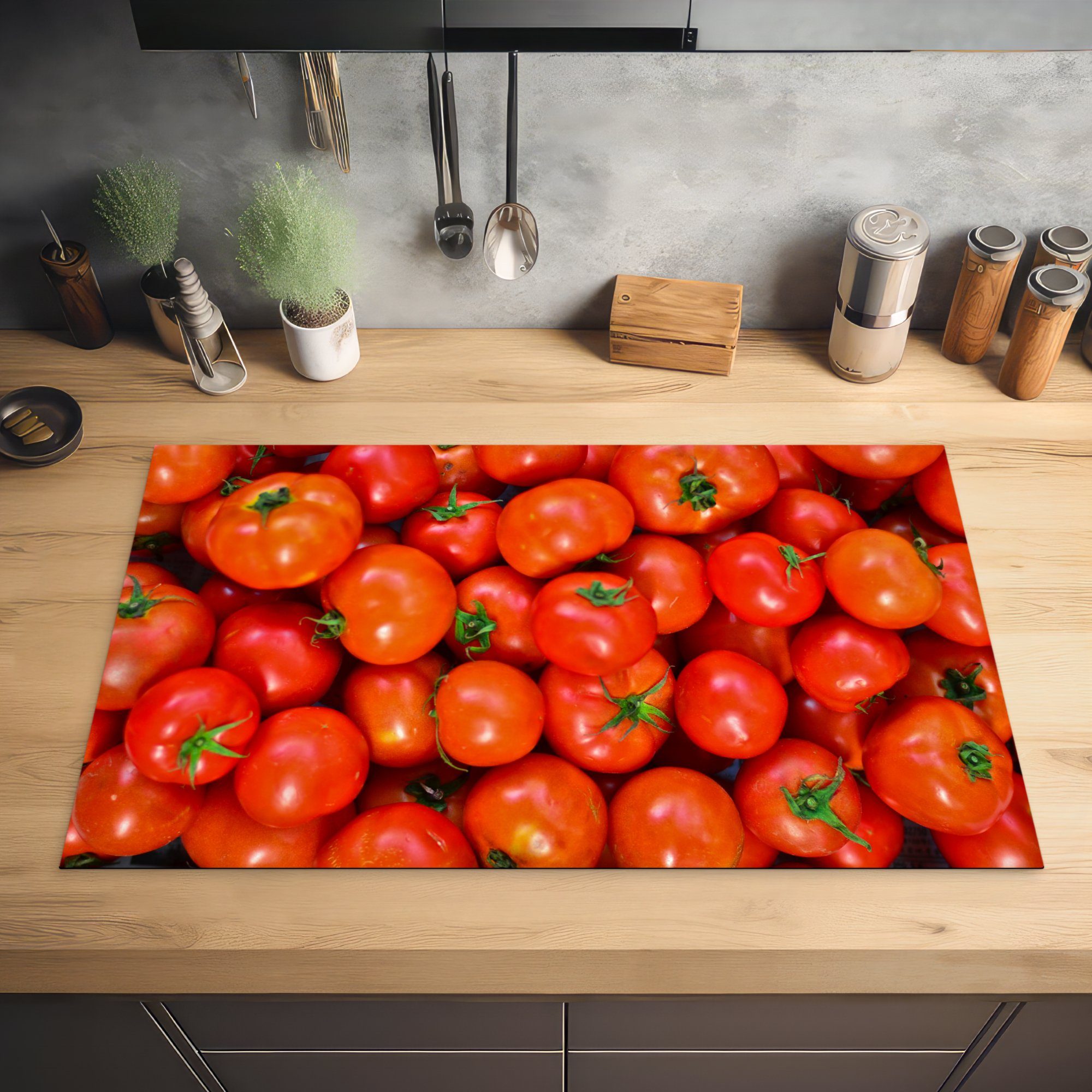 cm, MuchoWow frischen Vinyl, Ceranfeldabdeckung, Bild roten Ein tlg), Arbeitsplatte küche von für 83x51 (1 Herdblende-/Abdeckplatte Tomaten,