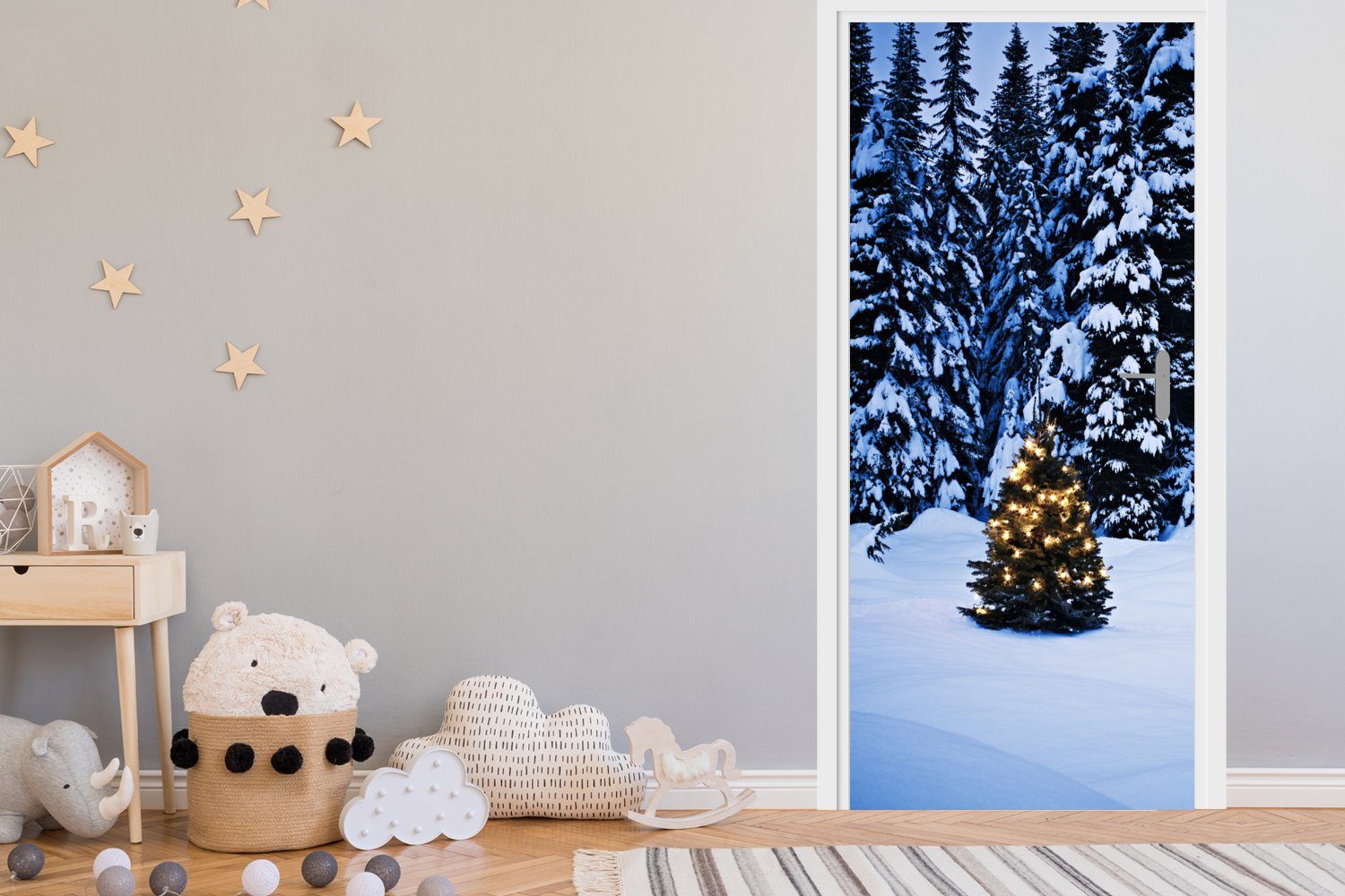 cm winterliche für Tür, Türtapete einem Tannenbaum, Umgebung mit (1 St), Eine Fototapete 75x205 bedruckt, Türaufkleber, Matt, MuchoWow