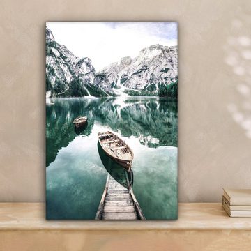 OneMillionCanvasses® Leinwandbild Berge - Schnee - Winter - Boote - See - Natur, (1 St), Leinwandbild fertig bespannt inkl. Zackenaufhänger, Gemälde, 20x30 cm
