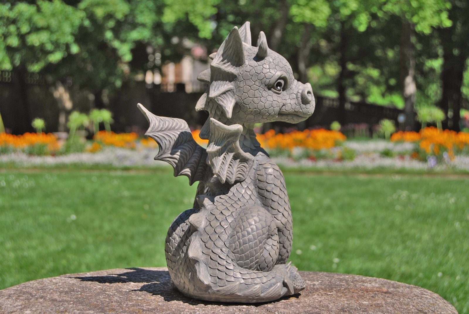 MystiCalls Gartenfigur Gartendrache - Modell süßer Fratz - Dekofigur, (Einzelartikel, 1 St), Für Drinnen und Draußen, wetterfest, nicht frostfest