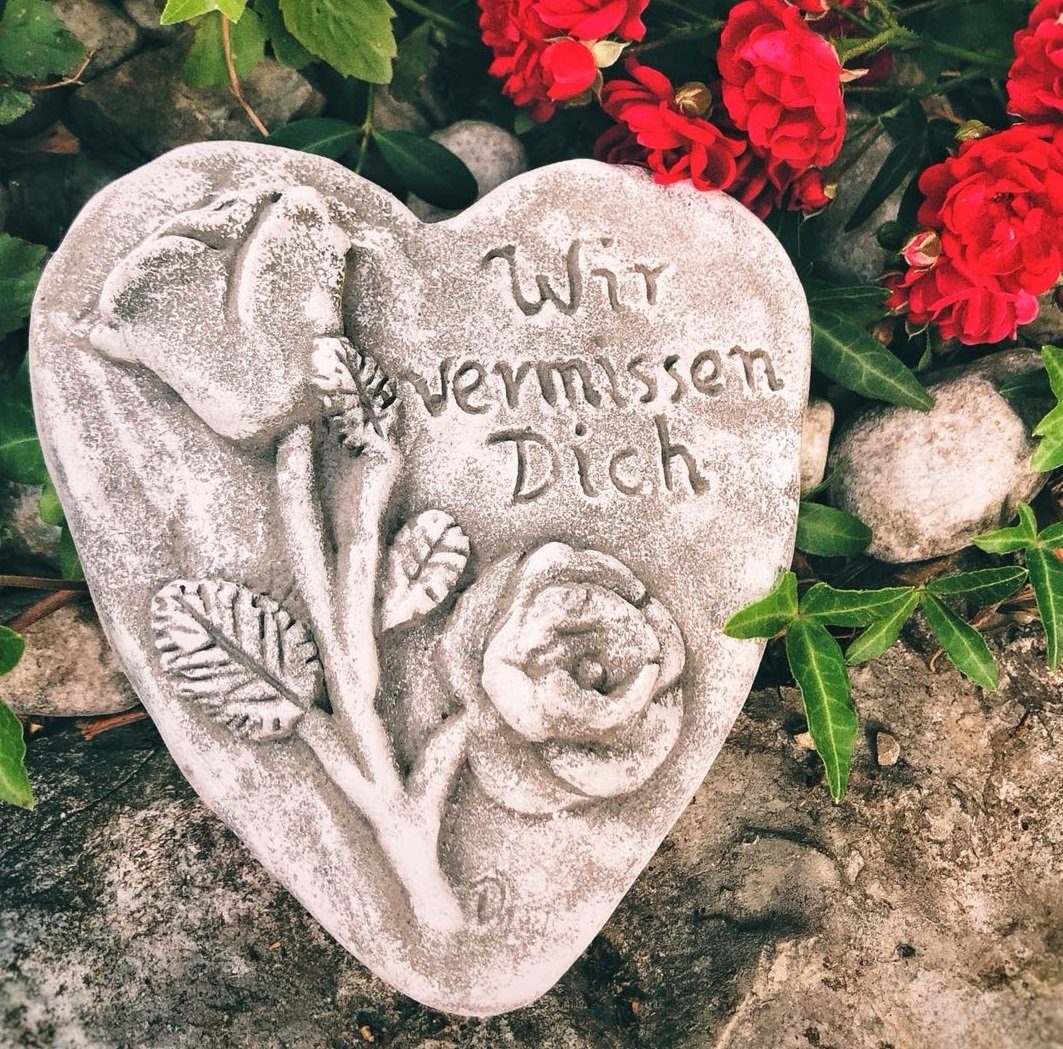 Radami Gartenfigur Grabherz mit Rose und Spruch "Wir vermissen Dich"