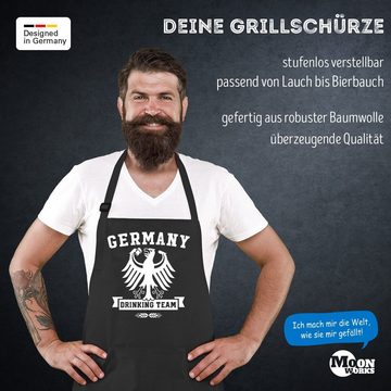 MoonWorks Grillschürze Grill-Schürze für Männer mit WM Deutschland Germany Drinking Team Motiv Baumwoll-Schürze Grill-schürze Küchenschürze Moonworks®, mit kreativem Aufdruck
