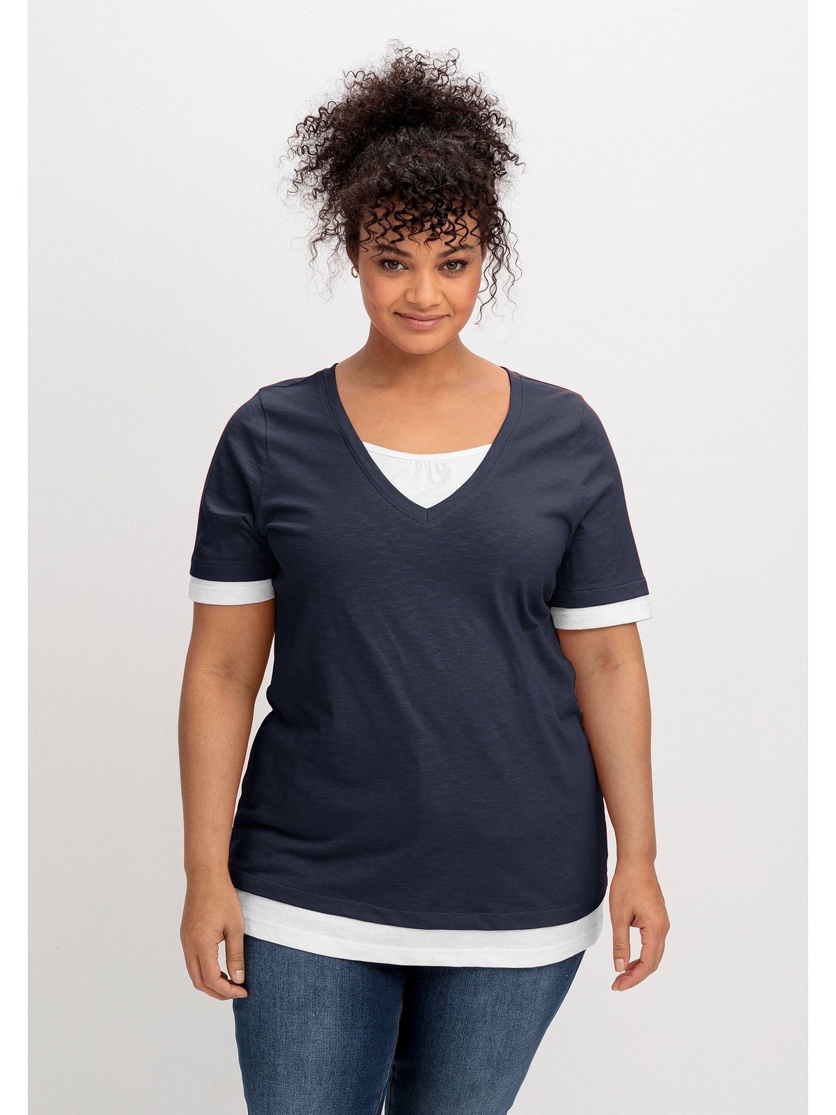 Sheego 2-in-1-Shirt Große Größen in 2-in-1-Optik, mit V-Ausschnitt tiefblau-weiß | T-Shirts