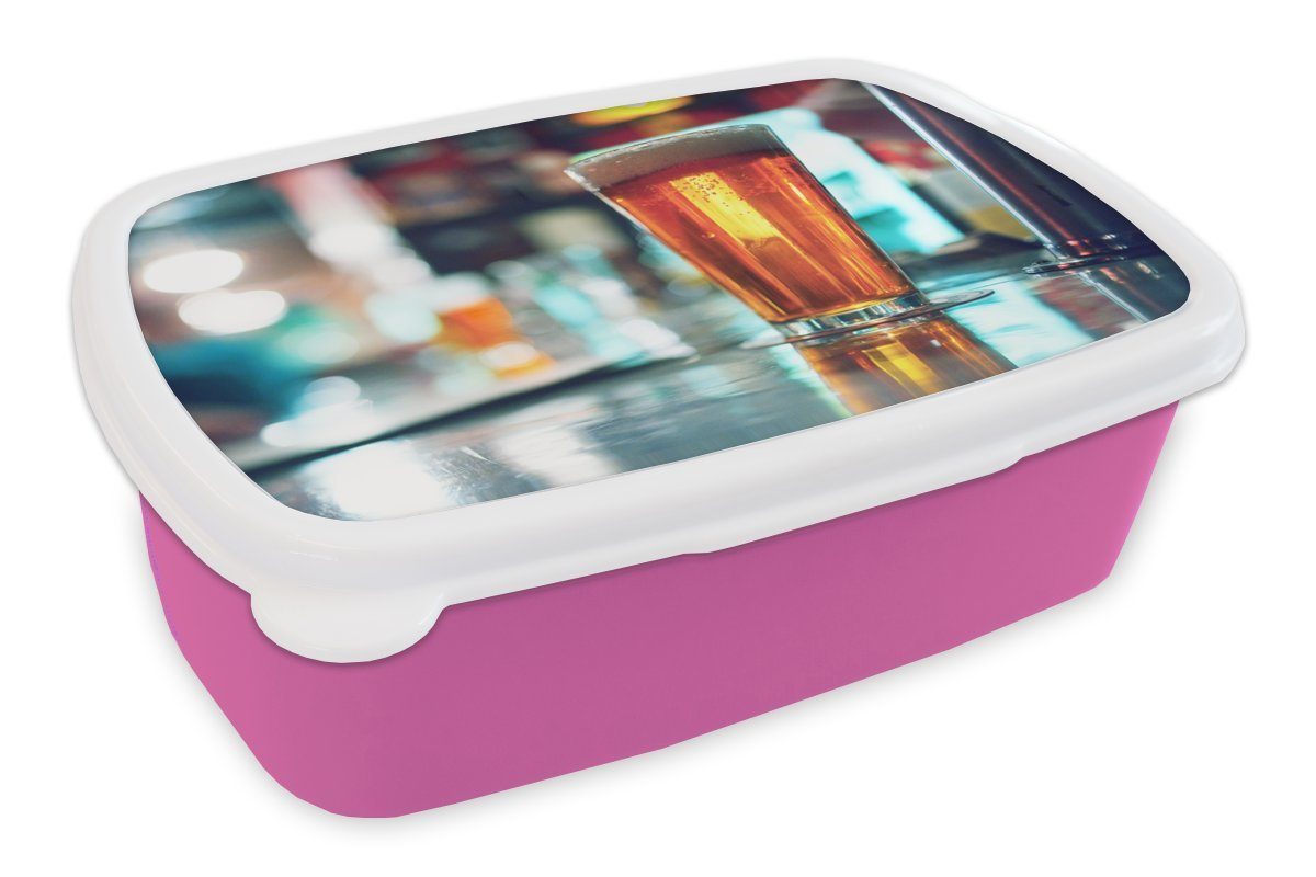 MuchoWow Lunchbox Ein Glas Bier auf der Theke, Kunststoff, (2-tlg), Brotbox für Erwachsene, Brotdose Kinder, Snackbox, Mädchen, Kunststoff rosa