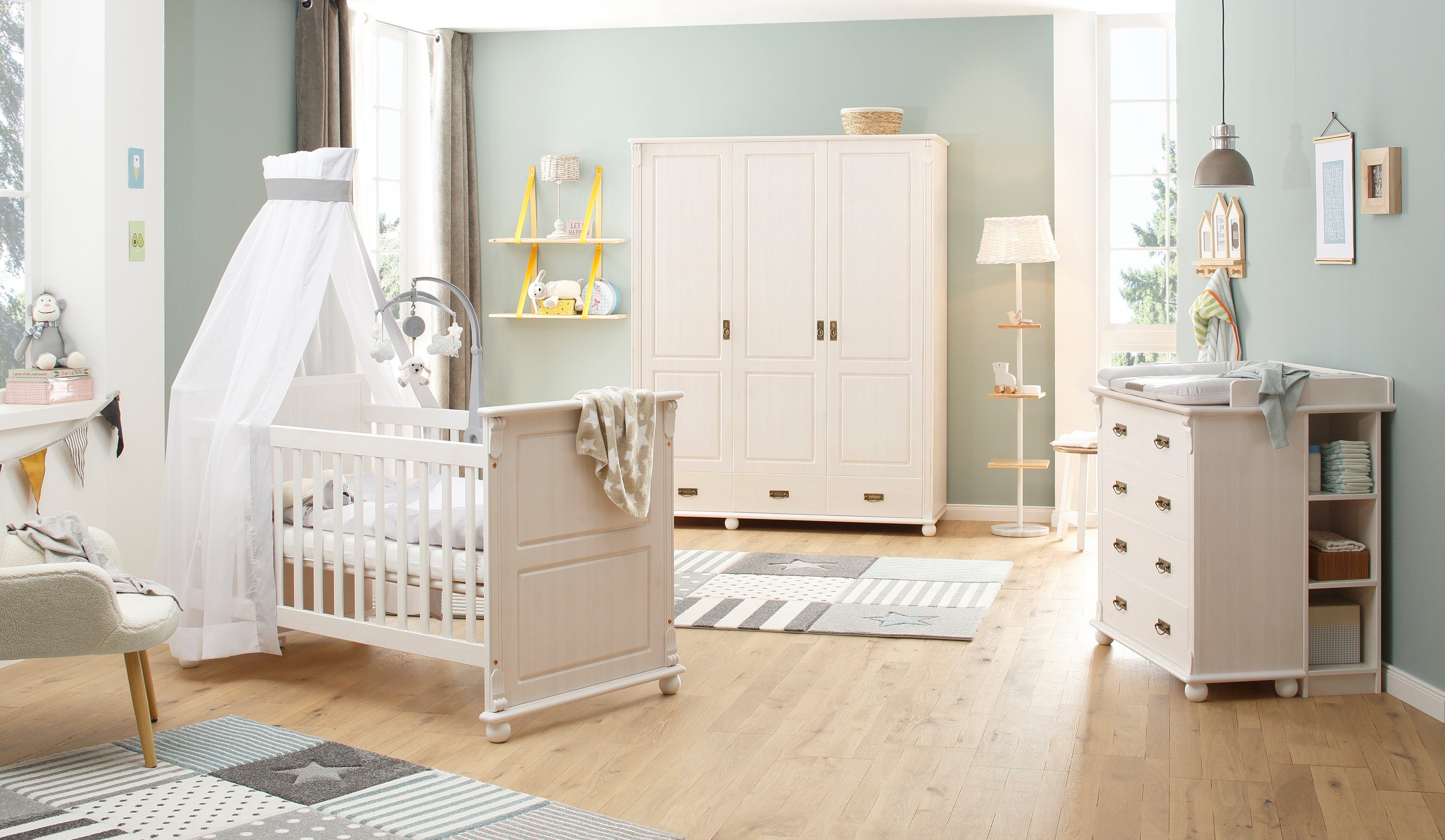 OTTO home Babyzimmer-Komplettset "Aimo", Landhausstil, stabile Qualität, edles Design, Messinggriffe, (Set, 3-tlg., Kinderbett, Schrank, Wickelkommode), aus Mas – Bild 2 von 5