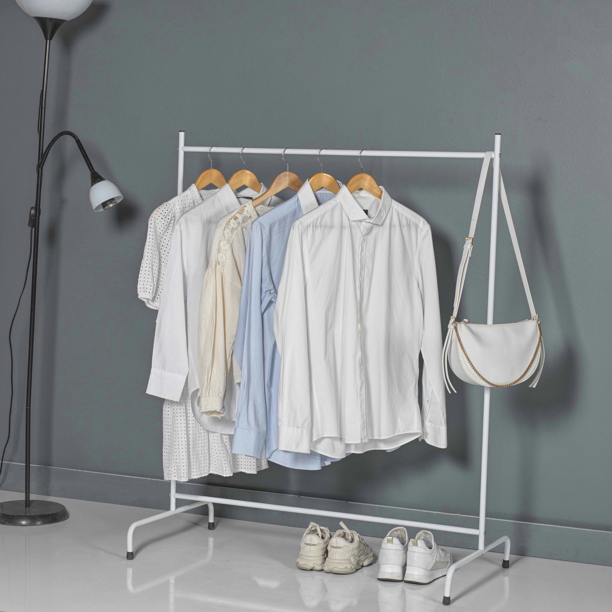 en.casa Kleiderständer, »Haderup« Garderobenständer mit Garderobenstange  137 x 100 x 45 cm Kleiderbügelständer Weiß