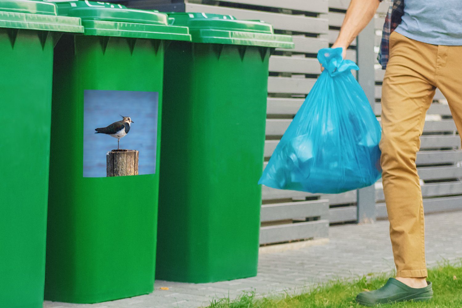 Vogel - Wandsticker Tiere St), - Kiebitz Blau Pfahl Abfalbehälter MuchoWow Mülltonne, - - Container, Sticker, (1 Mülleimer-aufkleber,