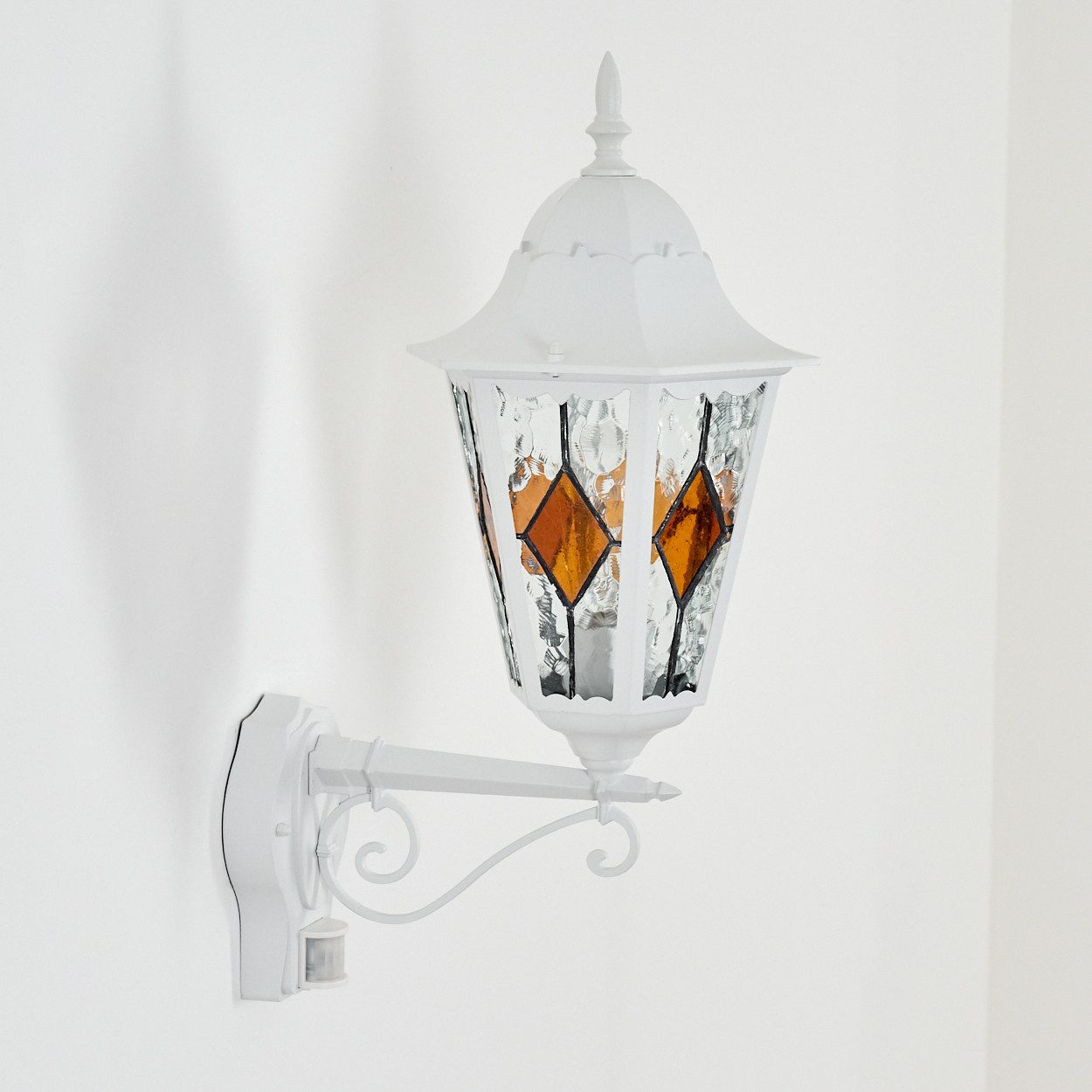 hofstein Außen-Wandleuchte Außenwandlampe mit Bewegungsmelder aus Metall/Glas in Weiß/Klar/Orange, Wandleuchte außen im Vintage/Antik/Landhaus-Design, E27, IP44