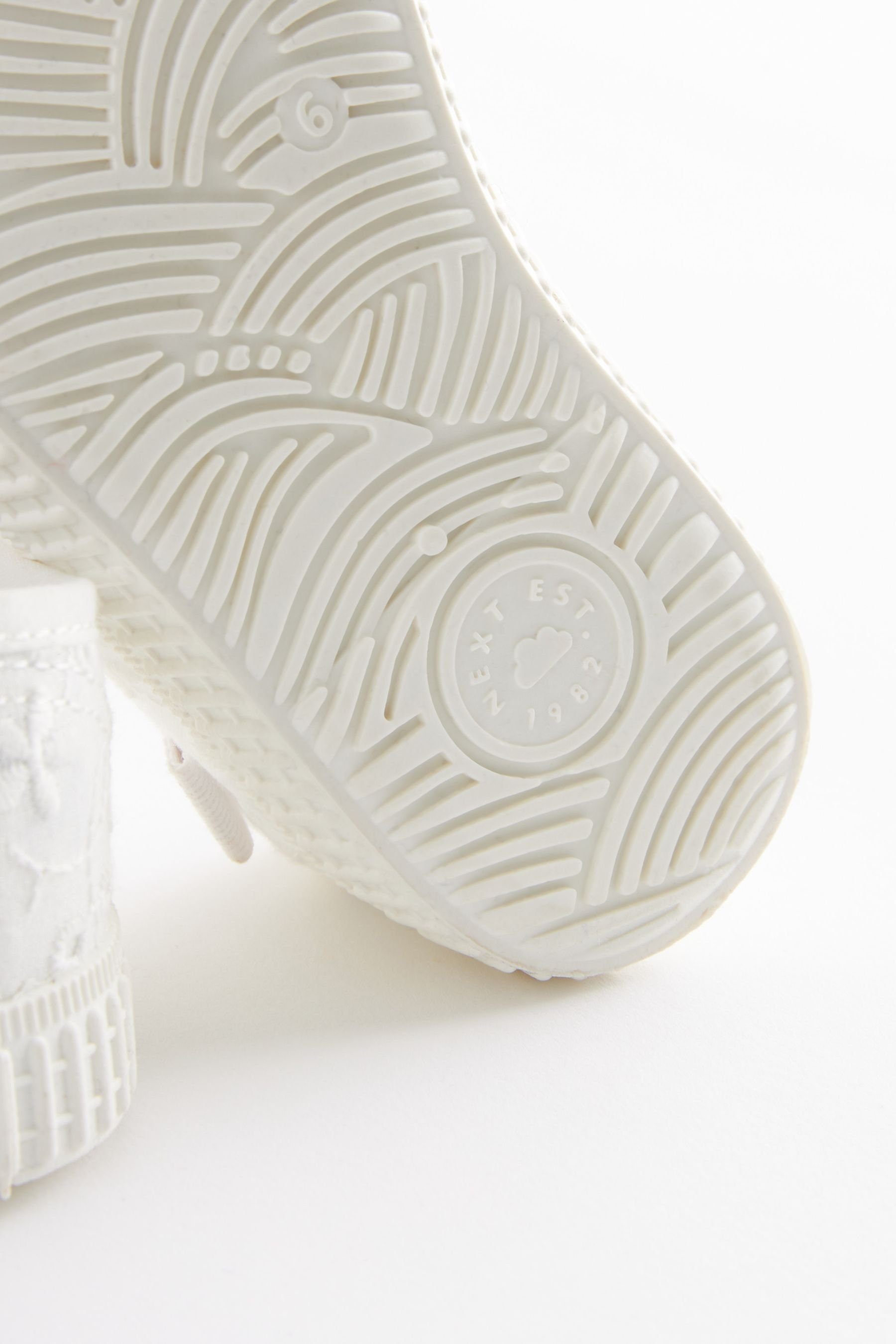 Next Gerüschte Mary-Jane-Schuhe, White weite Sneaker Passform (1-tlg) Broderie