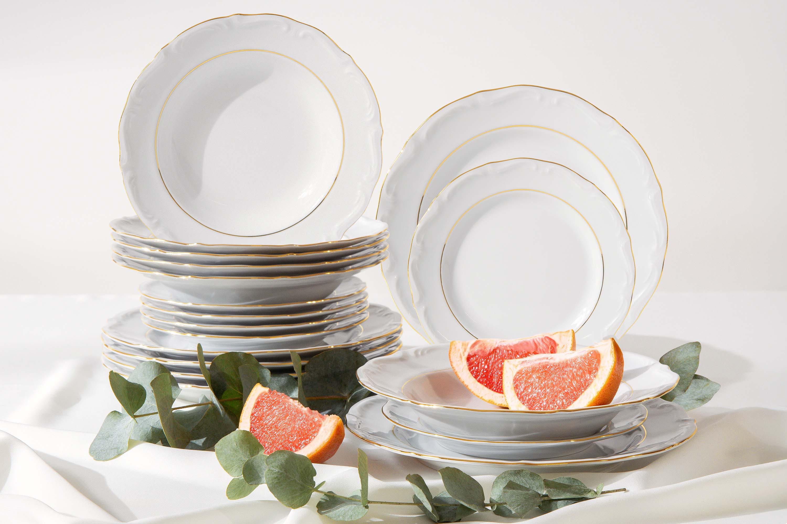 KONSIMO® Tafelservice CHODZIEZ MARIA TERESA Geschirrset, Hochwertiges Premium-Porzellan (18-tlg), 6 Personen, Porzellan, elegantes Tafelservice, Handdekoration in echtem Gold