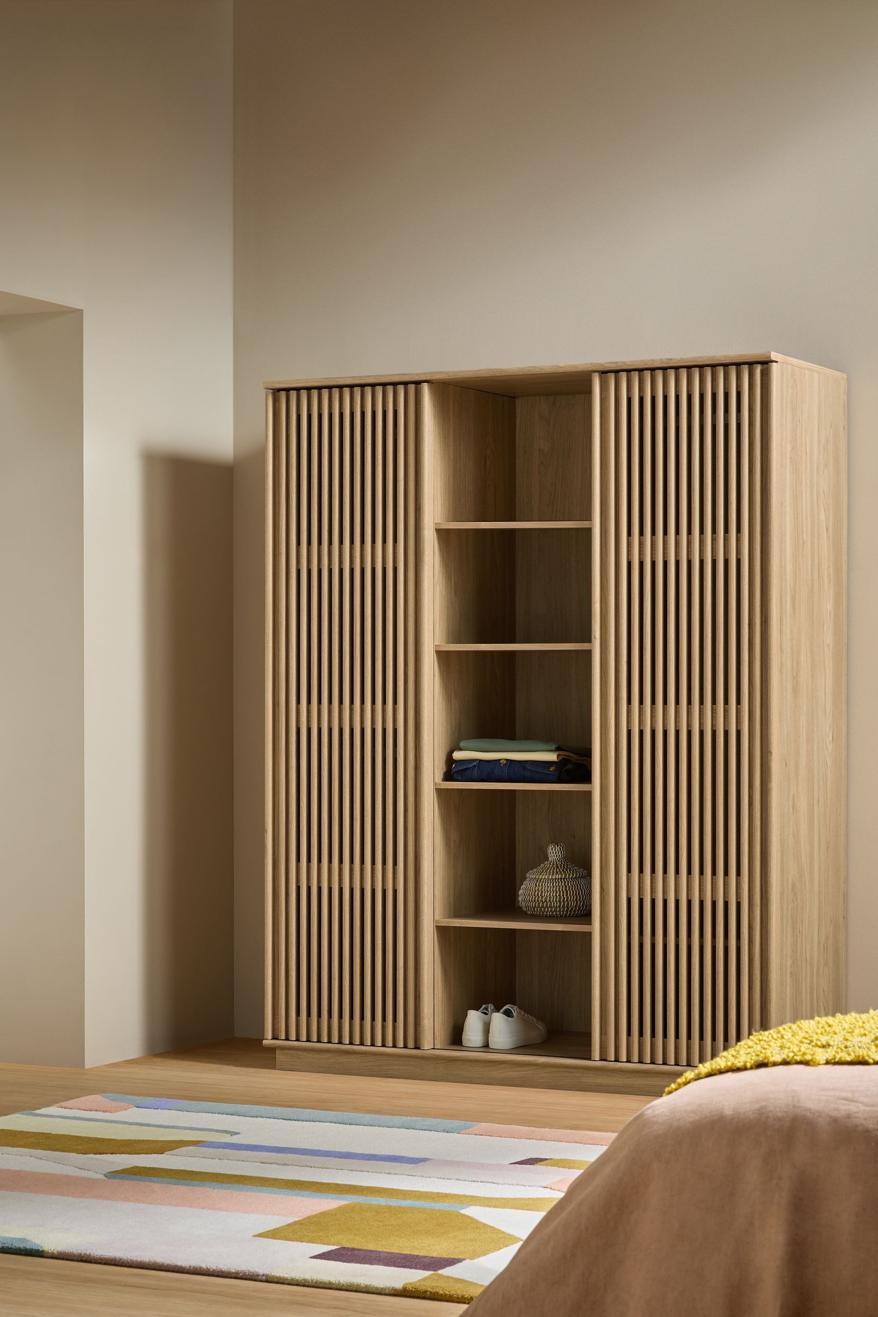MADE Kleiderschrank MADE.COM Tulma Dreitüriger Kleiderschrank (1-St)