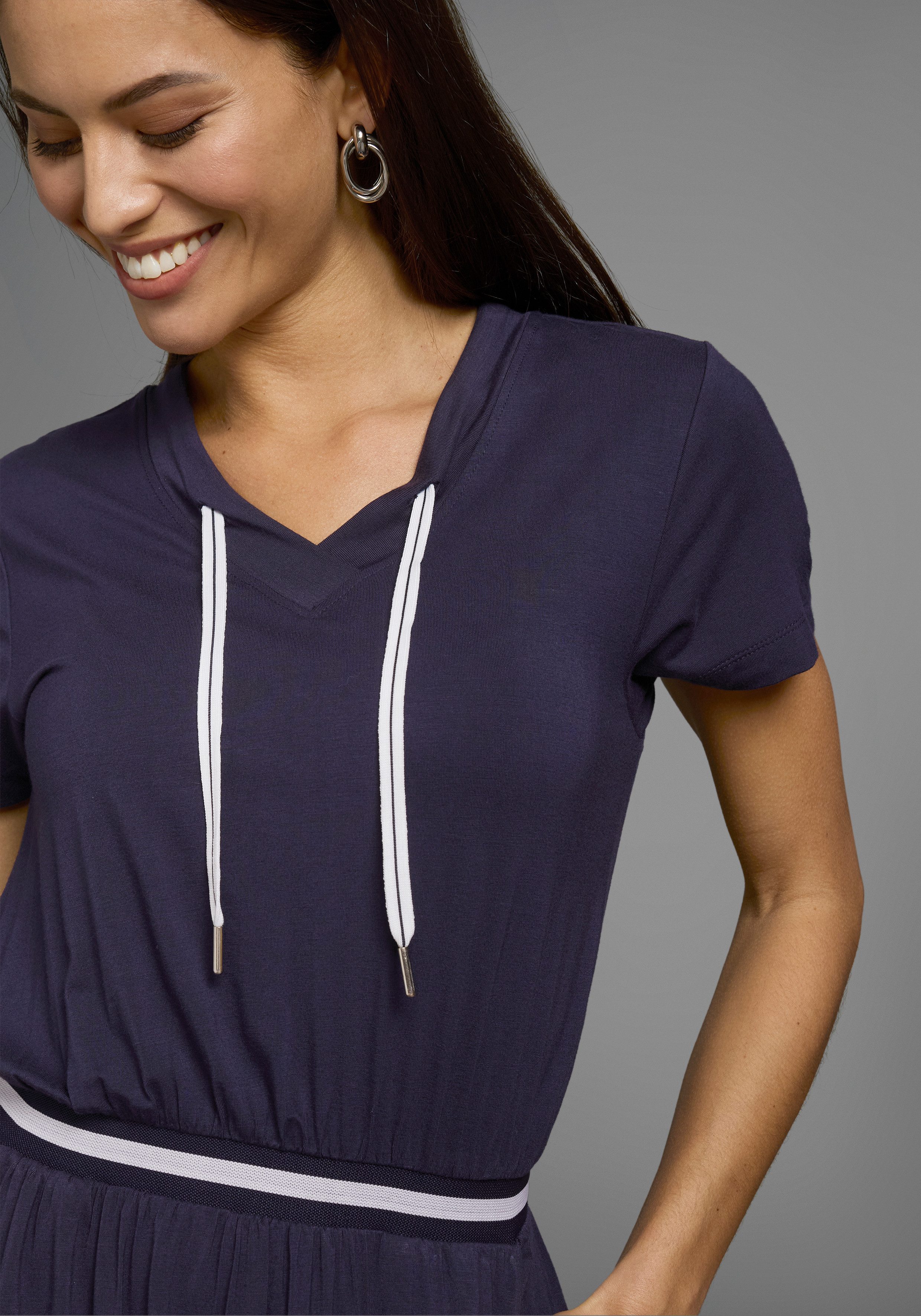 Laura Scott Sommerkleid mit Rippeneinsatz am Bund mit Kontraststreifen. Reduzierter Preis € 14,21. Unverbindliche Preisempfehlung € 49,99