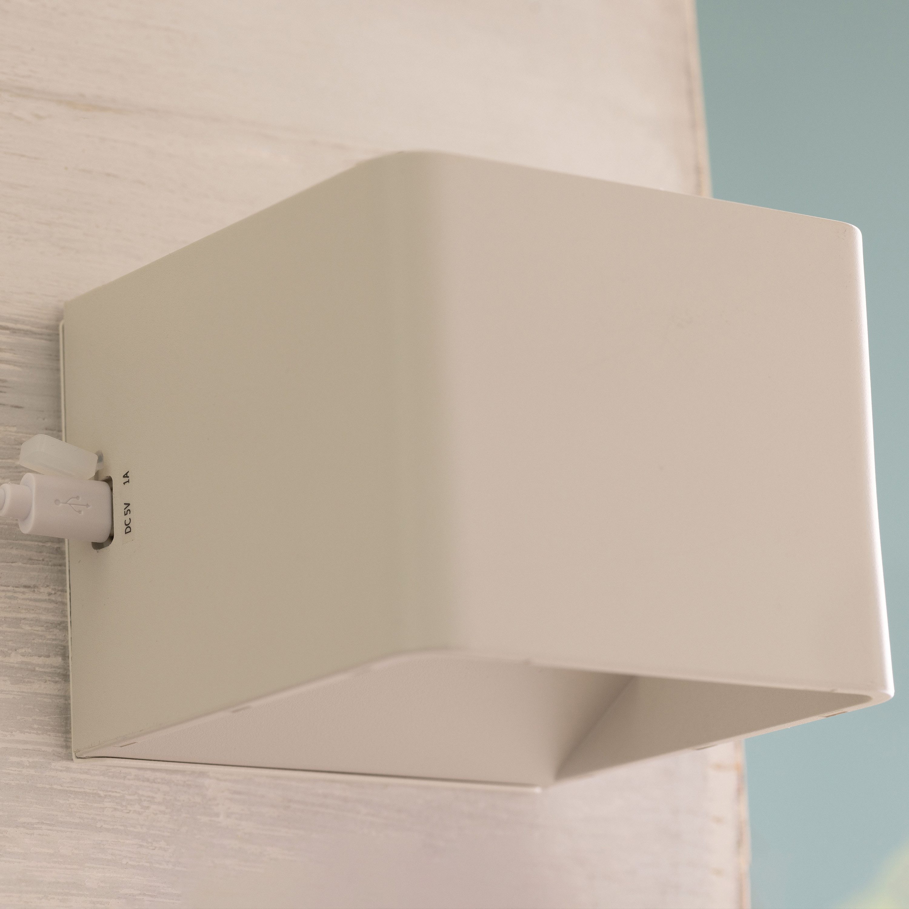 Brilliant Außen-Wandleuchte Iseo - portable Akkuleuchte inkl. Magnetplatte, Abschaltautomatik, Bewegungsmelder, Ein-/Ausschalter, USB-Ladefunktion, LED fest integriert, Warmweiß, Akku, 300 lm, 3000 K, USB, schwarz, mobile Außenlampe, Wandlampe