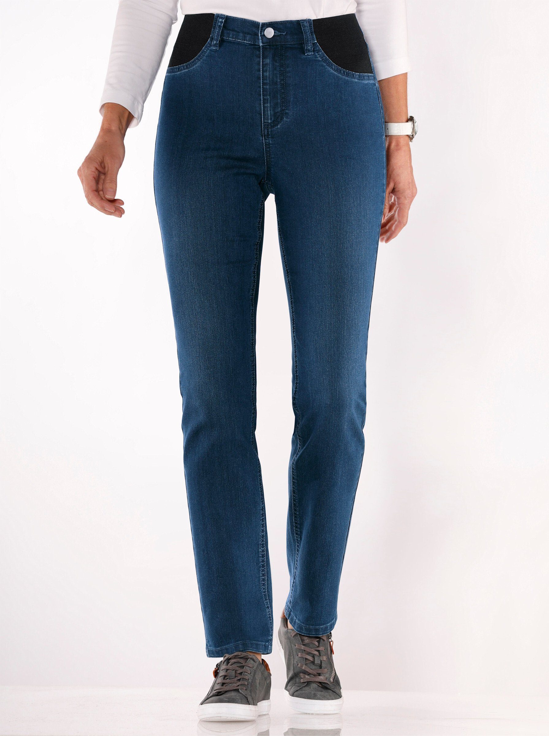 blue-stone-washed Bequeme Jeans an! Sieh