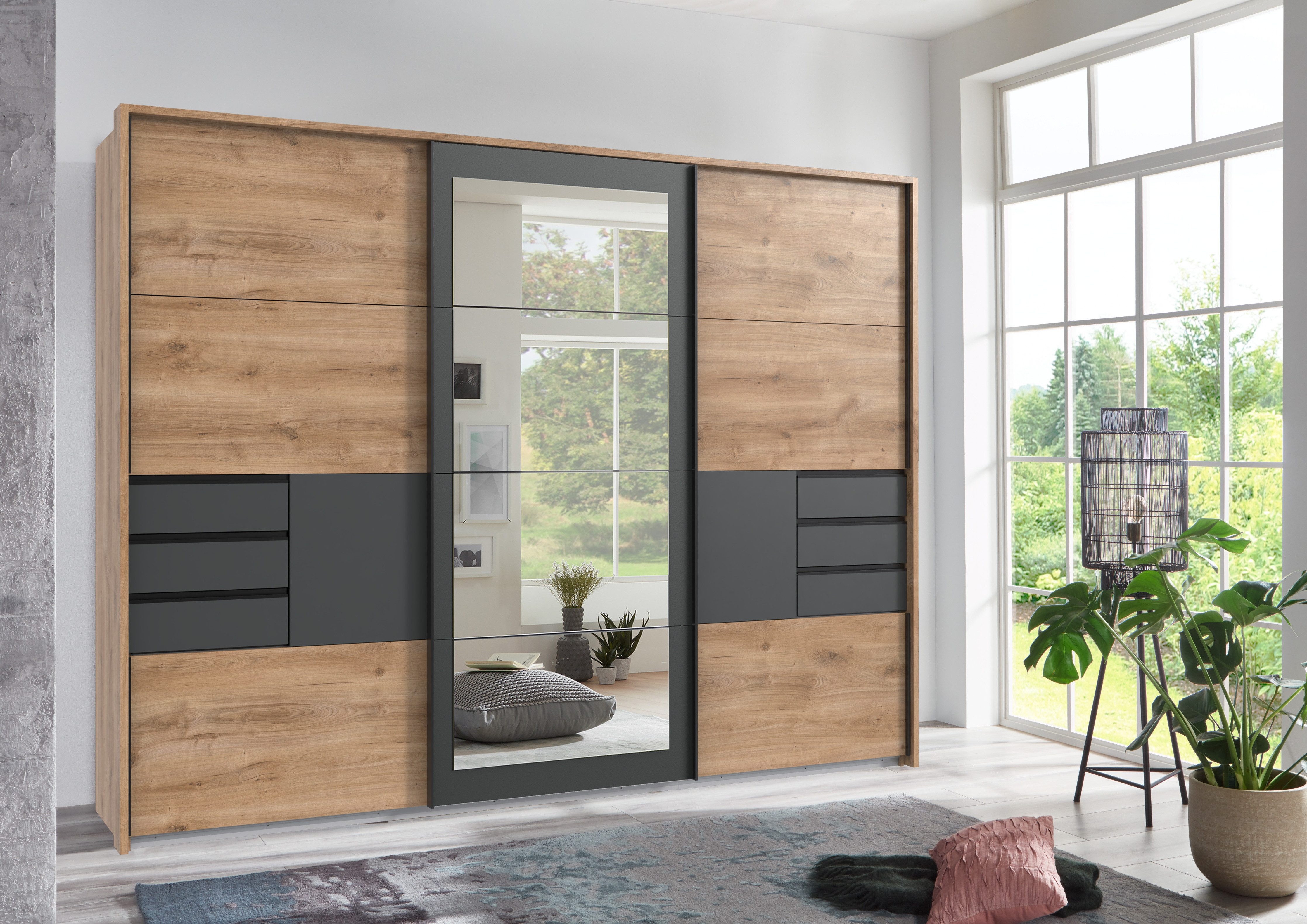 luma-home Schwebetürenschrank 22506 (B273/H213/T64 cm Kleiderschrank mit Vollausstattung, schwarzen Griffleisten) Passepart.,Schubladen,Rahmenspiegel, Eiche Dekor m. Absetzungen Grafit